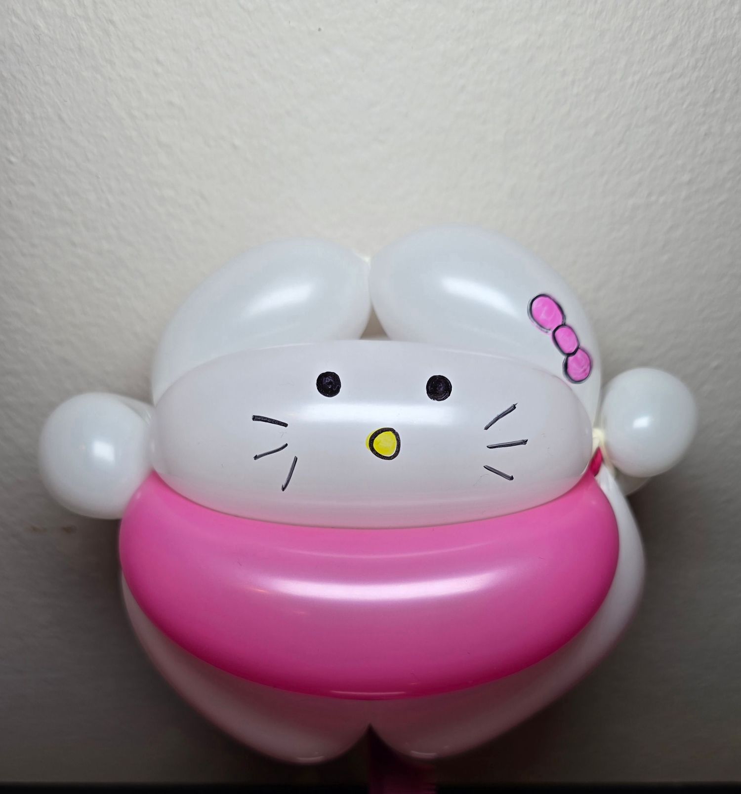 Hello Kitty Balloon Twist Art.
Professional Balloon Twisting.
