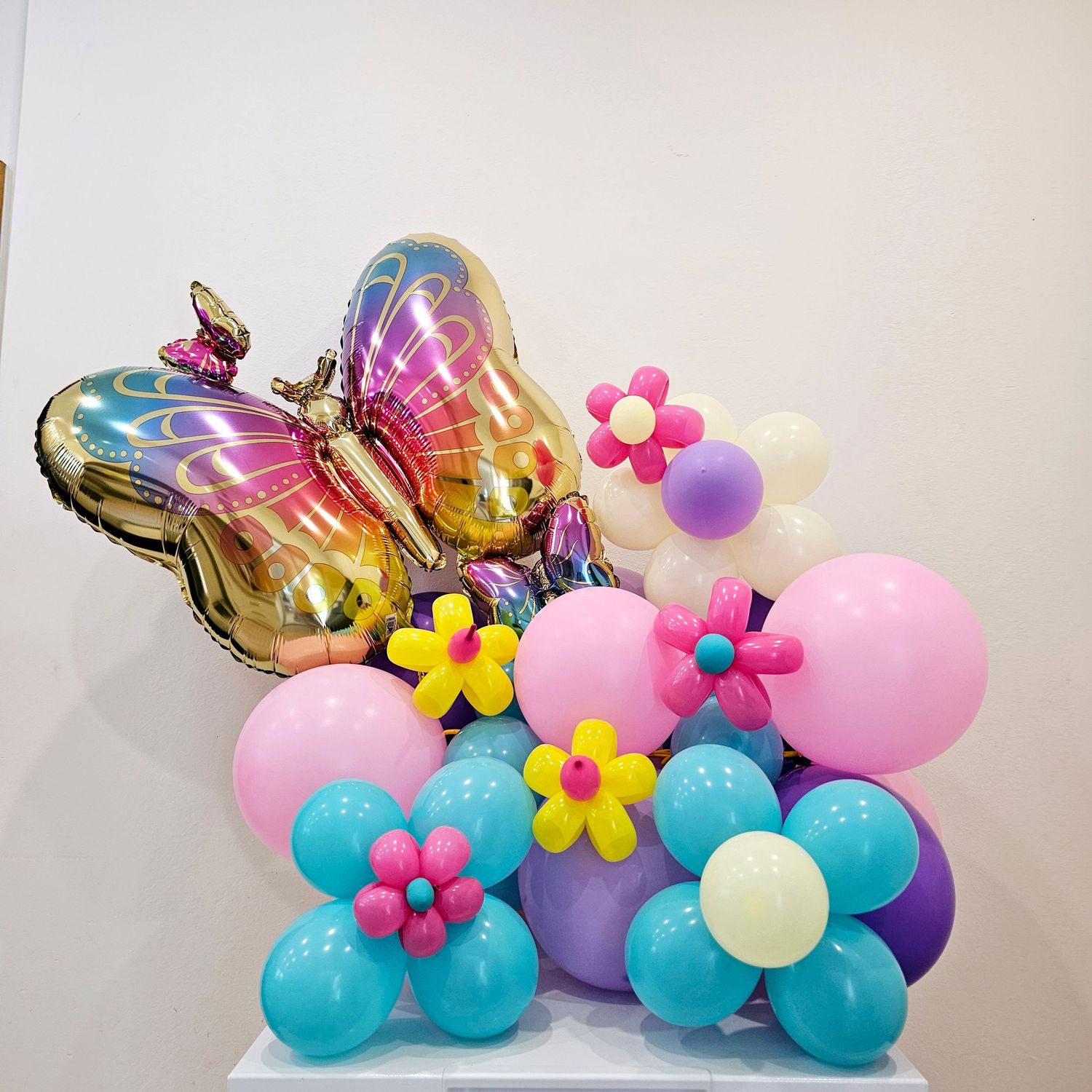 Butterfly Balloon Stack.
Balloon Event Styling.
Professional Balloon Twisting.