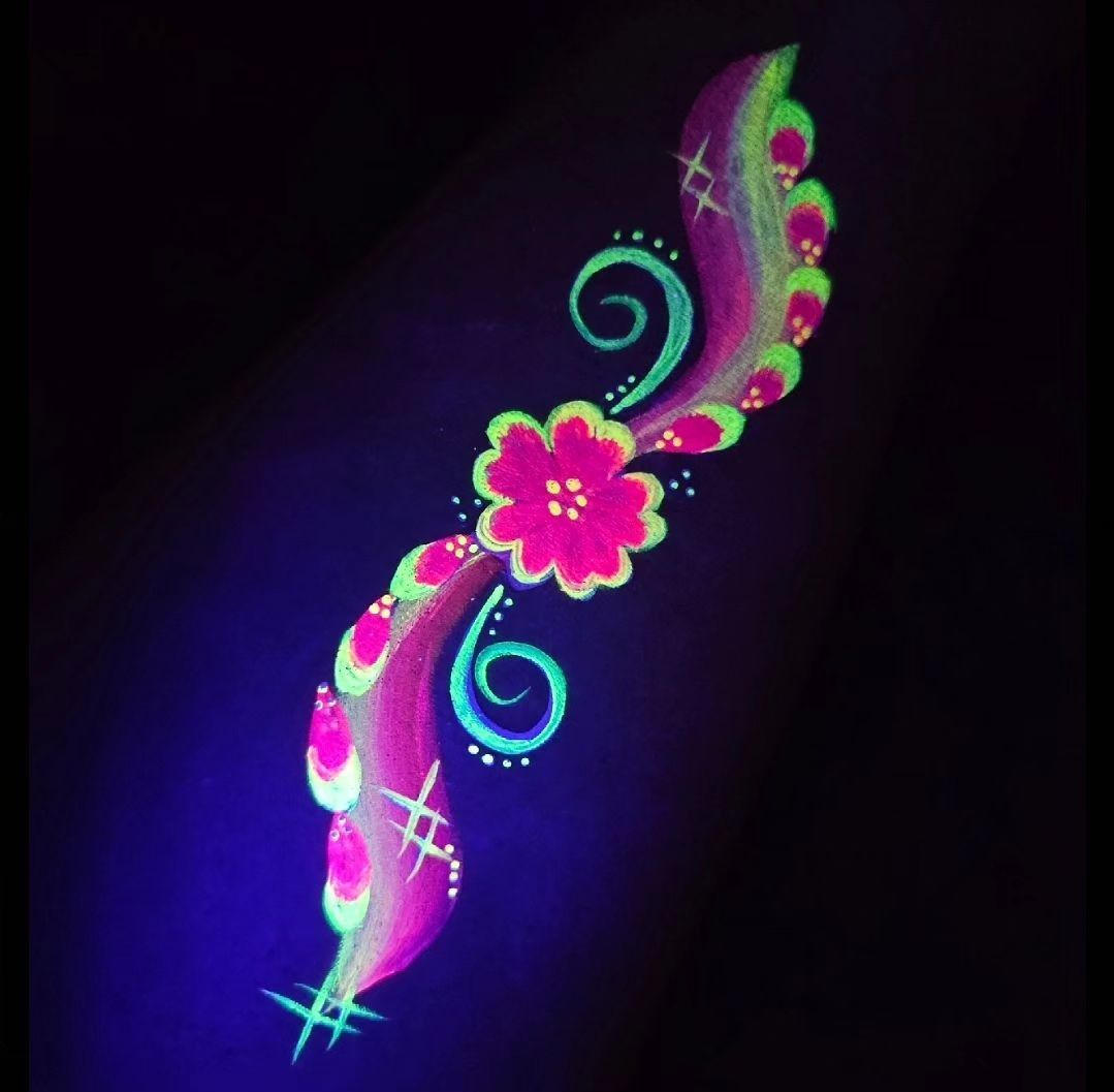 Uv Face & Body Paint.
Adult Festivals & Parties.
UV Flower Face & Body Paint.
High Quality, Professional Grade Makeup, Face Paint & Glitt