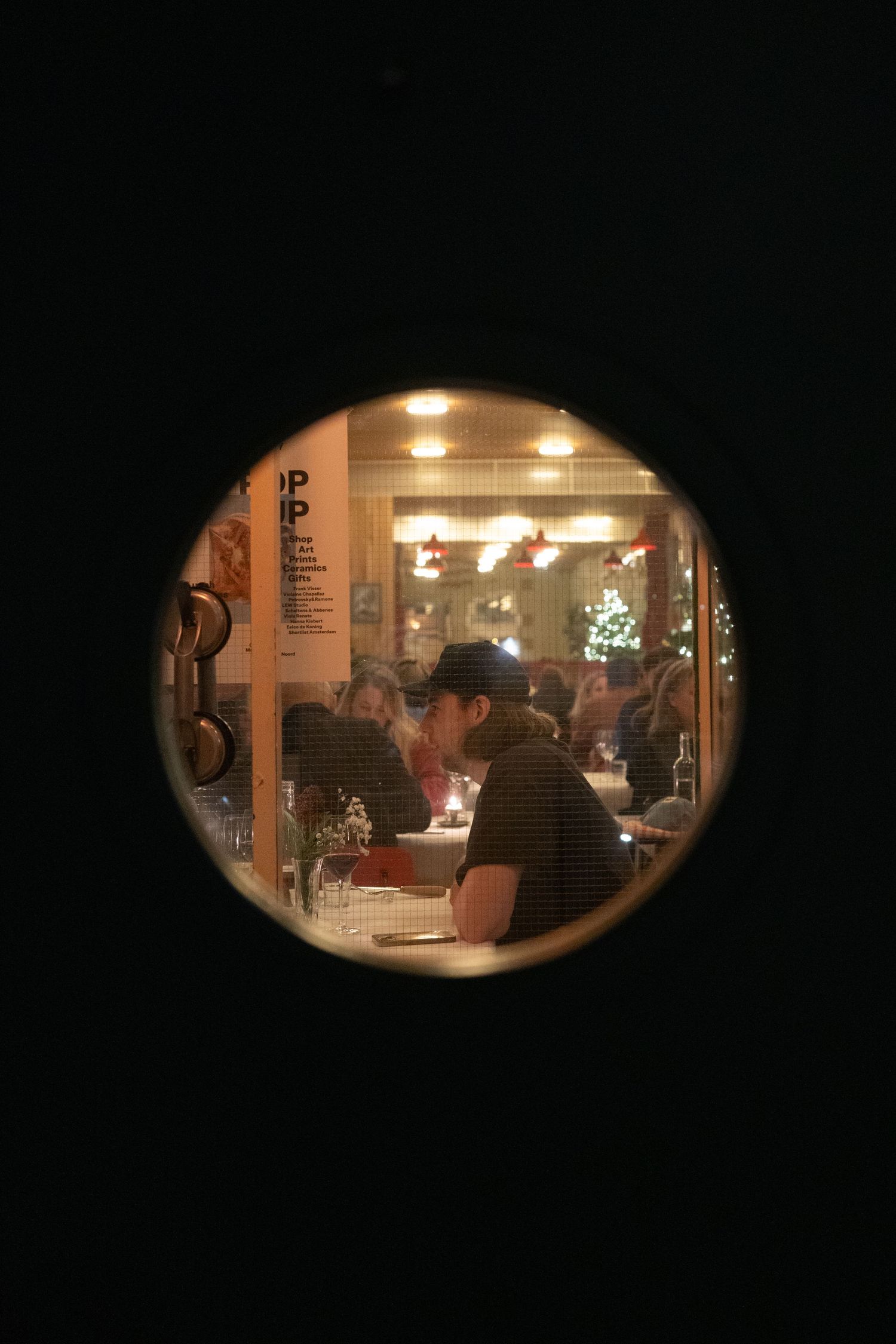 Gezellige restaurantruimte van Café Modern, warme hospitality fotografie door Eva Berendse