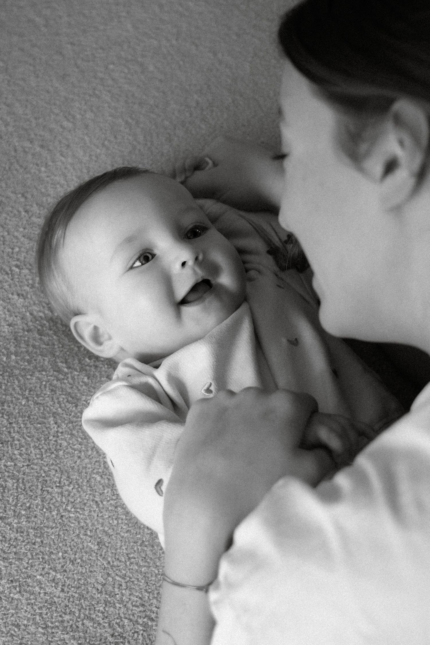 Newborn portret tijdens fotoshoot van baby Milly en Lilly door Eva Berendse