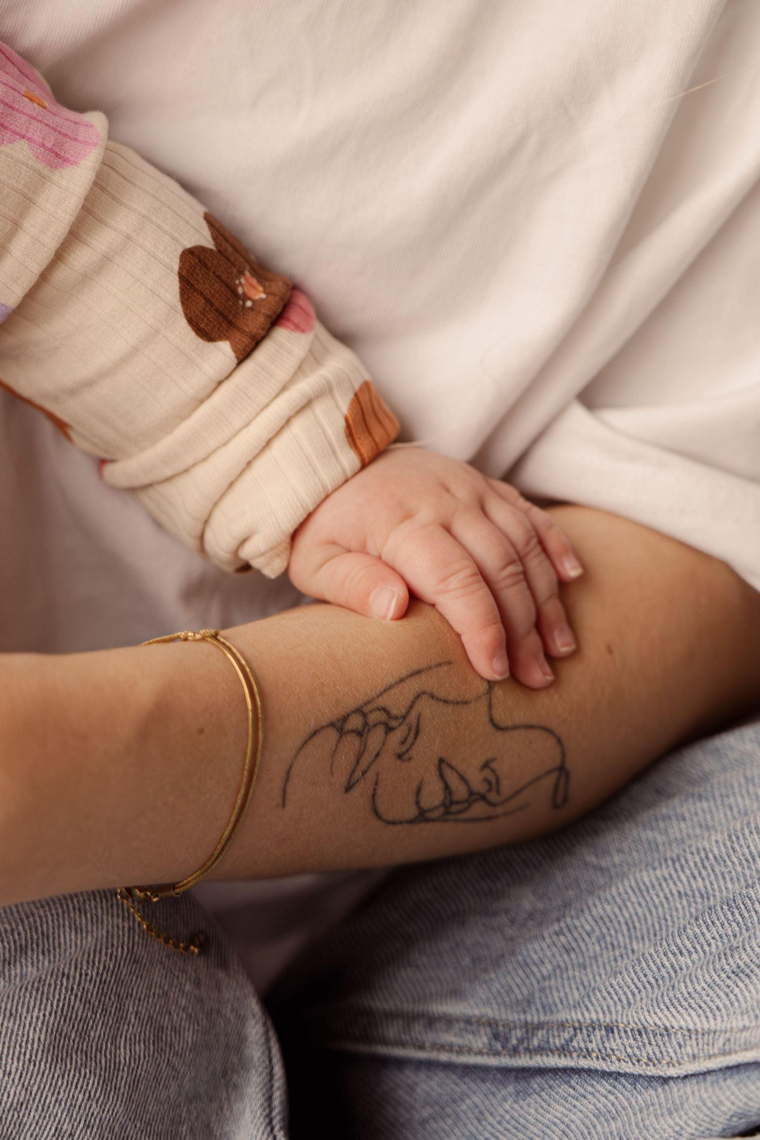 Zwart-wit close-up van moeder met baby, emotionele newborn fotografie door Eva Berendse