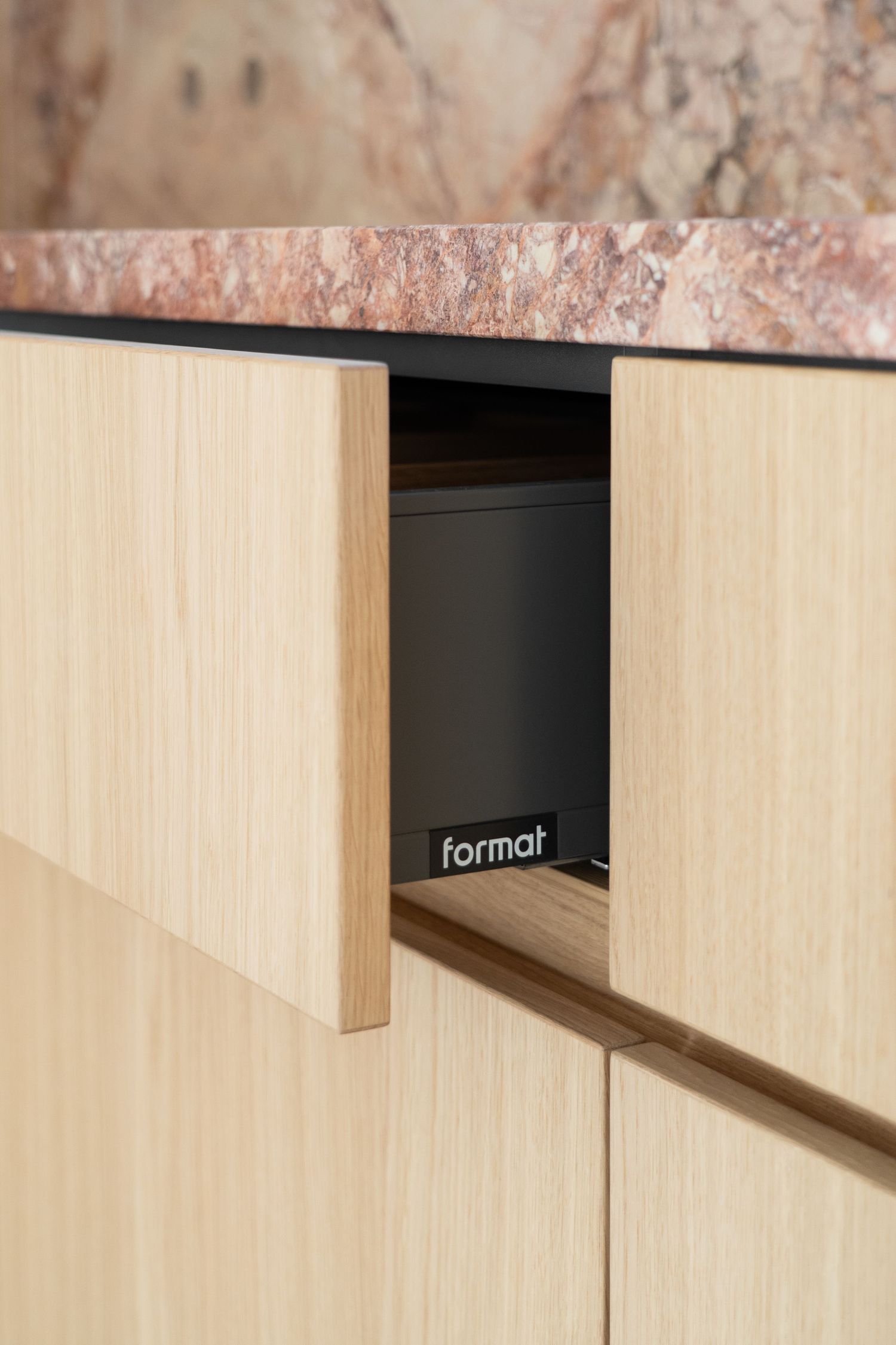 Handen die werken met papieren tekeningen op houten tafel buiten, Format Massimo branding fotografie