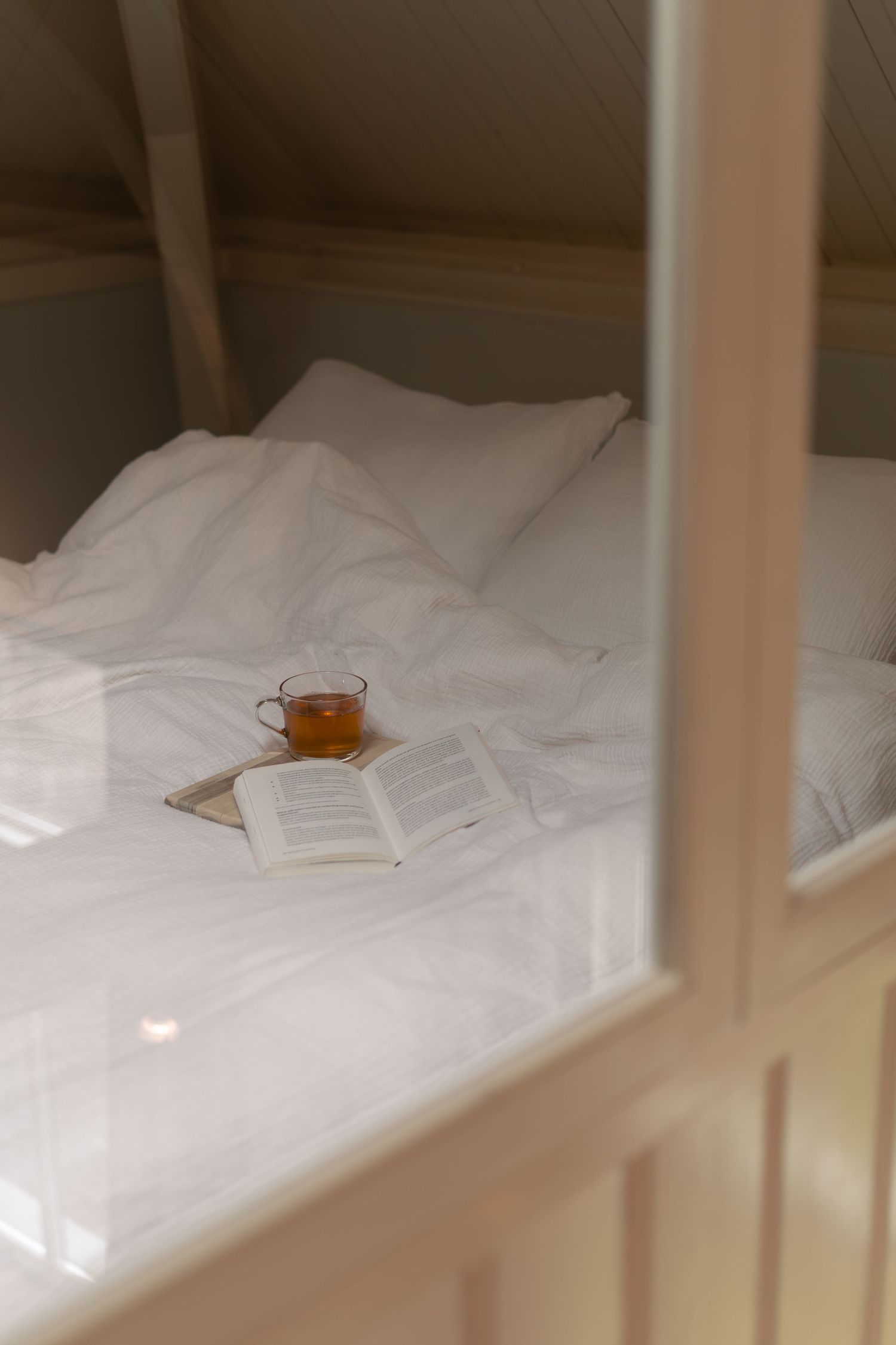 Gezellige woonkamer detail van Huisje Mus, stijlvolle hospitality fotografie door Eva Berendse