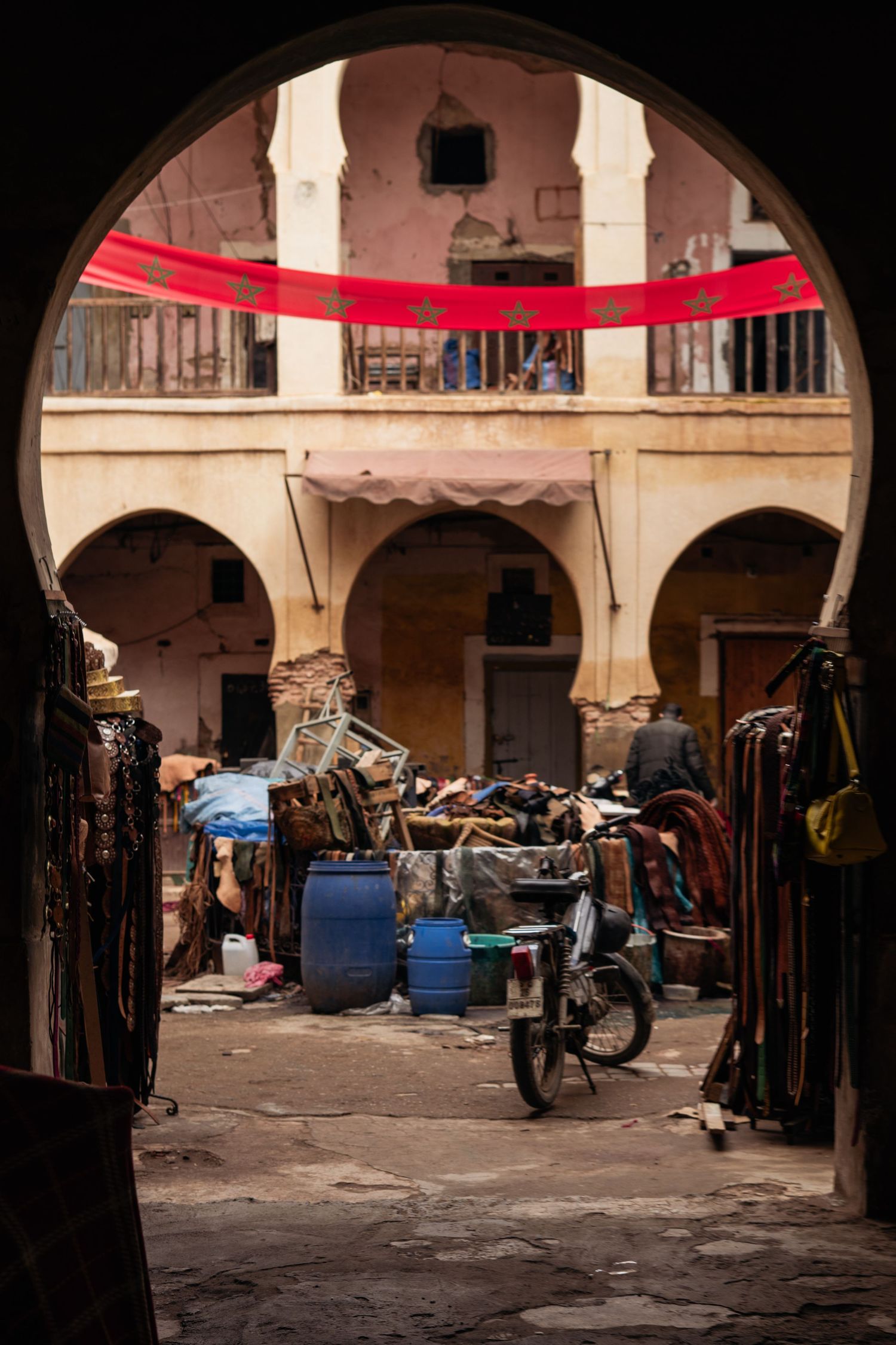 Kleurrijke markt of straatscène in Marrakech, fotografie door Eva Berendse Amsterdam