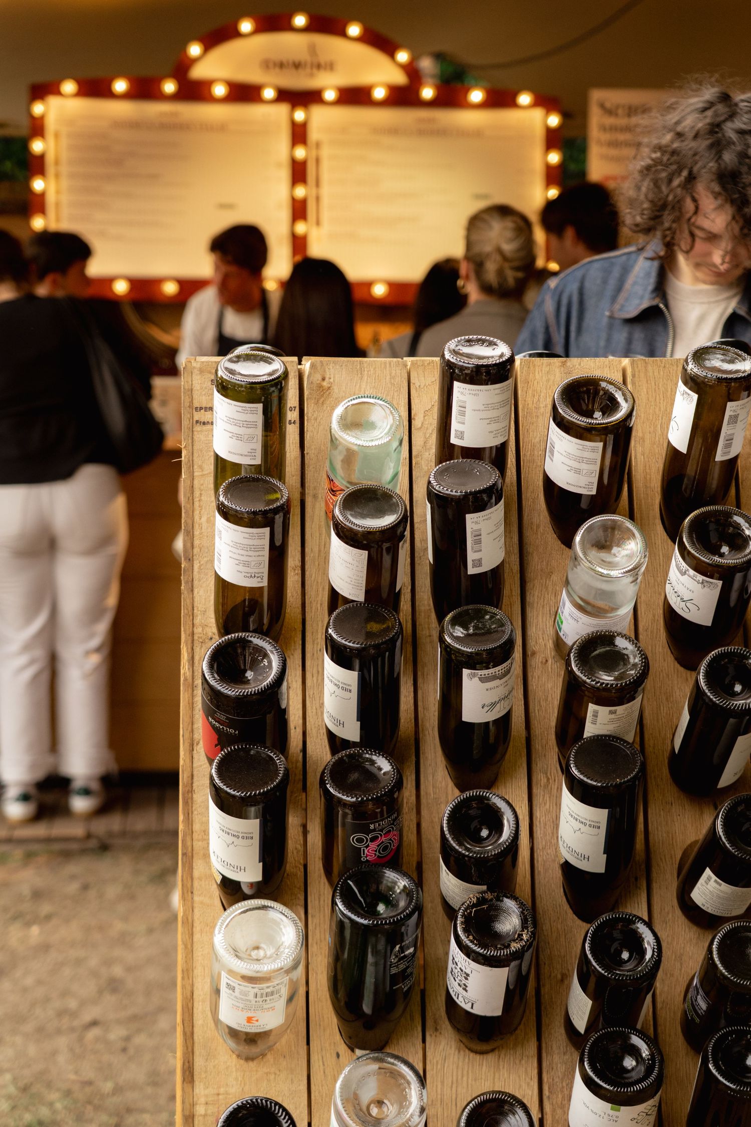 Wijn serveren of proeven op wijnfestival, fotografie door Eva Berendse Amsterdam
