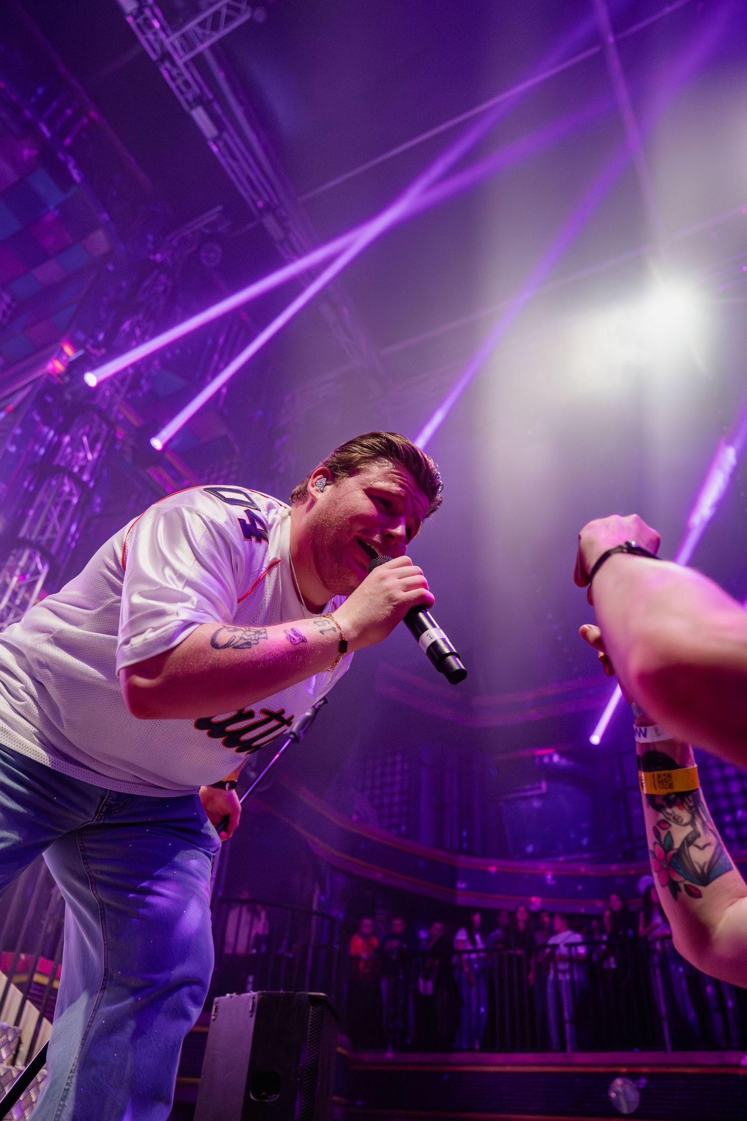 Jerome in actie op Paaspop podium, levendige festival fotografie door Eva Berendse Amsterdam