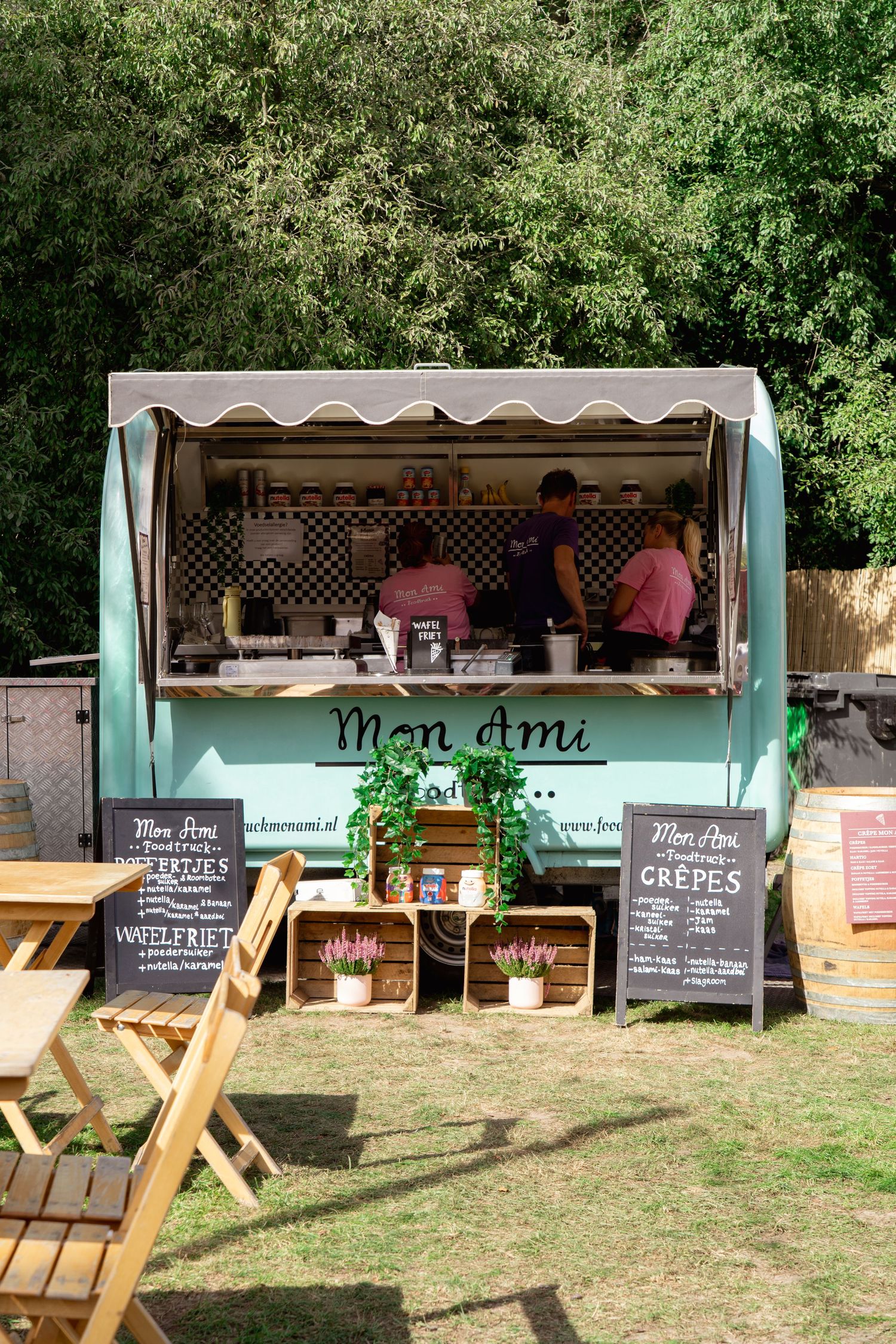 Bezoekers genieten van wijn op zomers festival, evenementfotografie door Eva Berendse