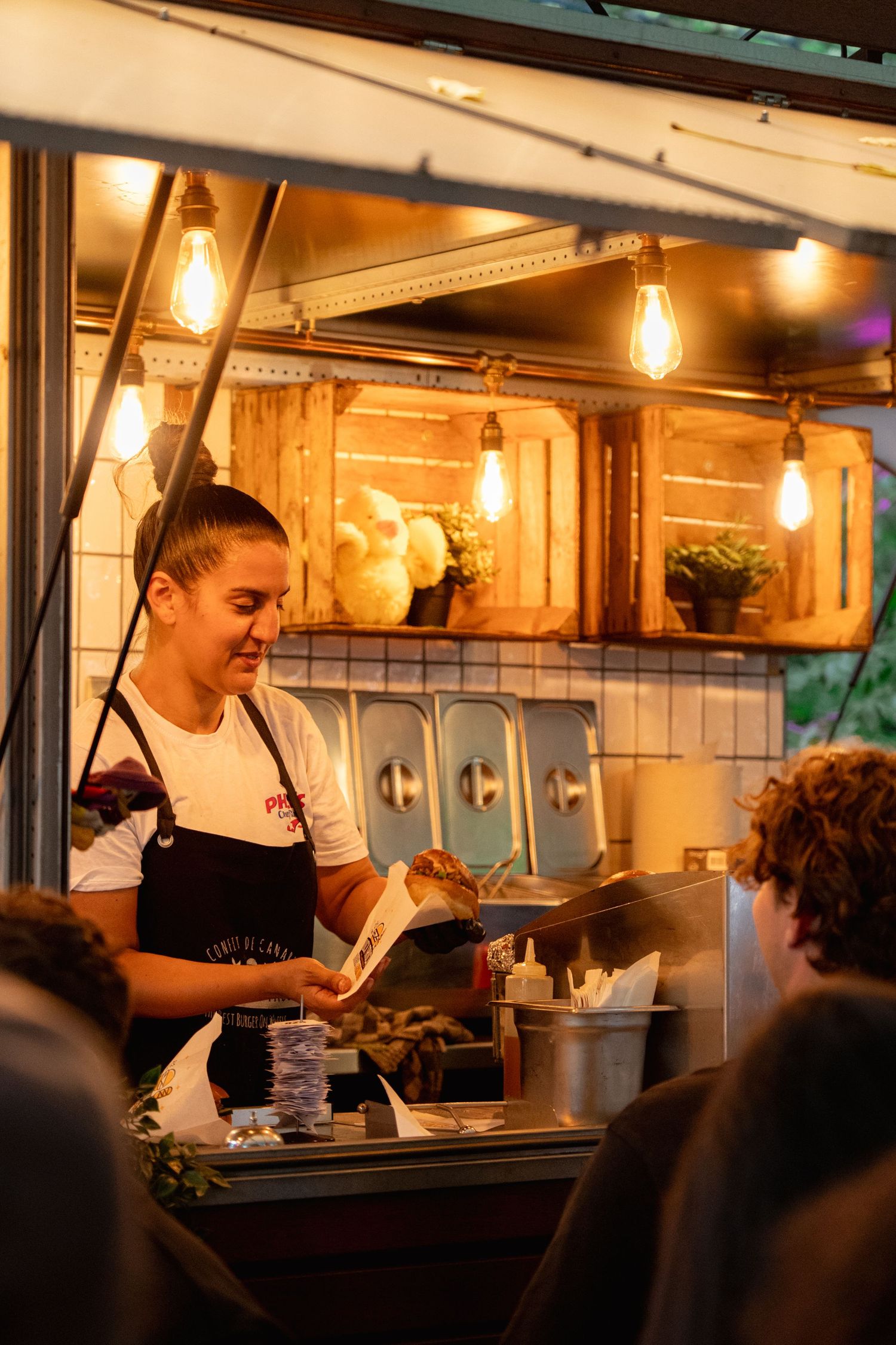Festivalgangers proeven wijn bij wijnfestival, levendige evenementfotografie door Eva Berendse