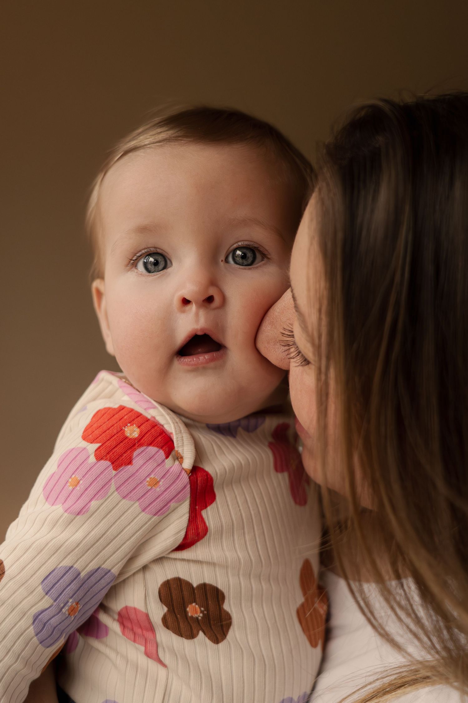 Verwonderd kijkende baby close-up, zwart-wit newborn fotografie door Eva Berendse