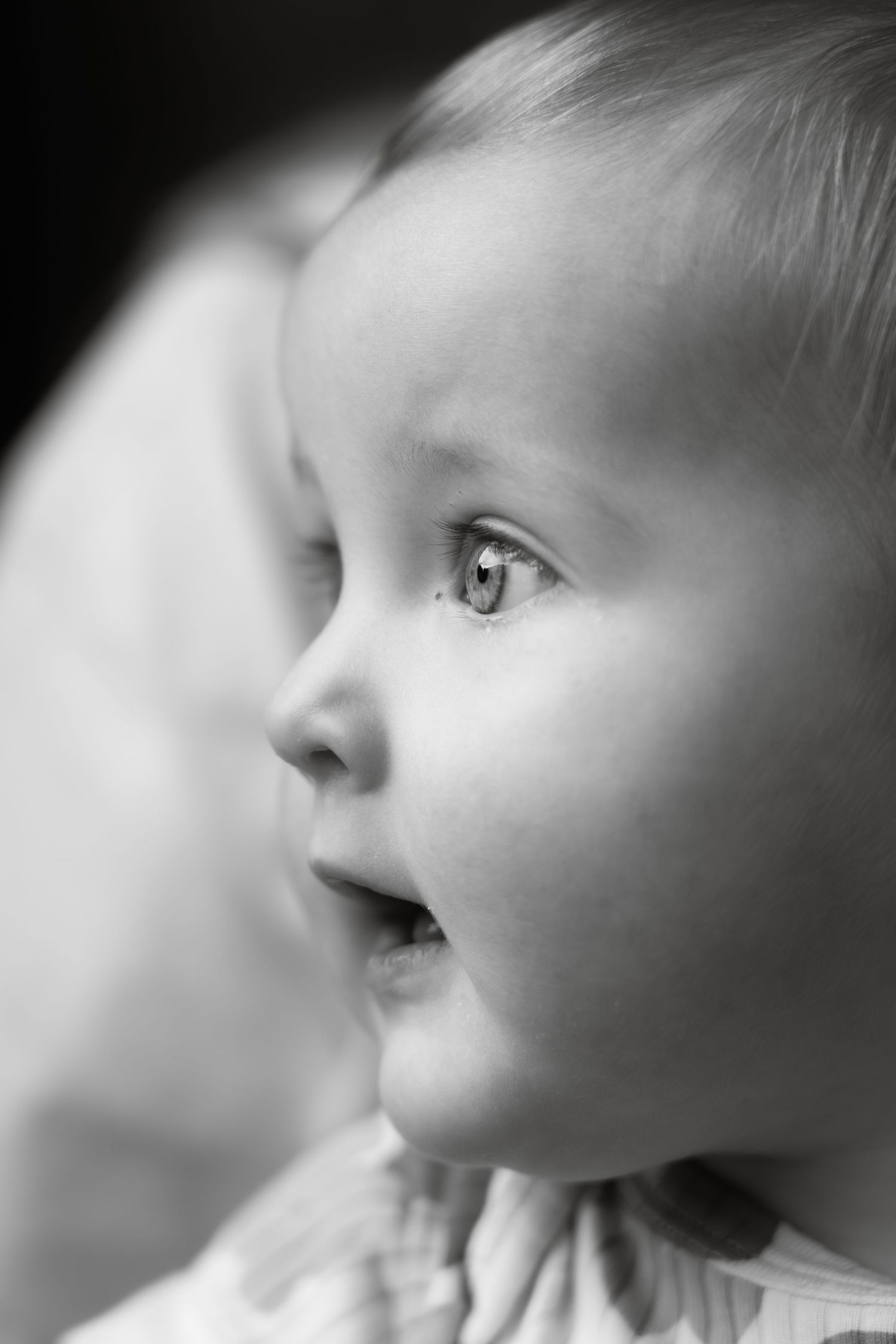 Lachende baby op de arm van moeder, warme newborn fotografie door Eva Berendse