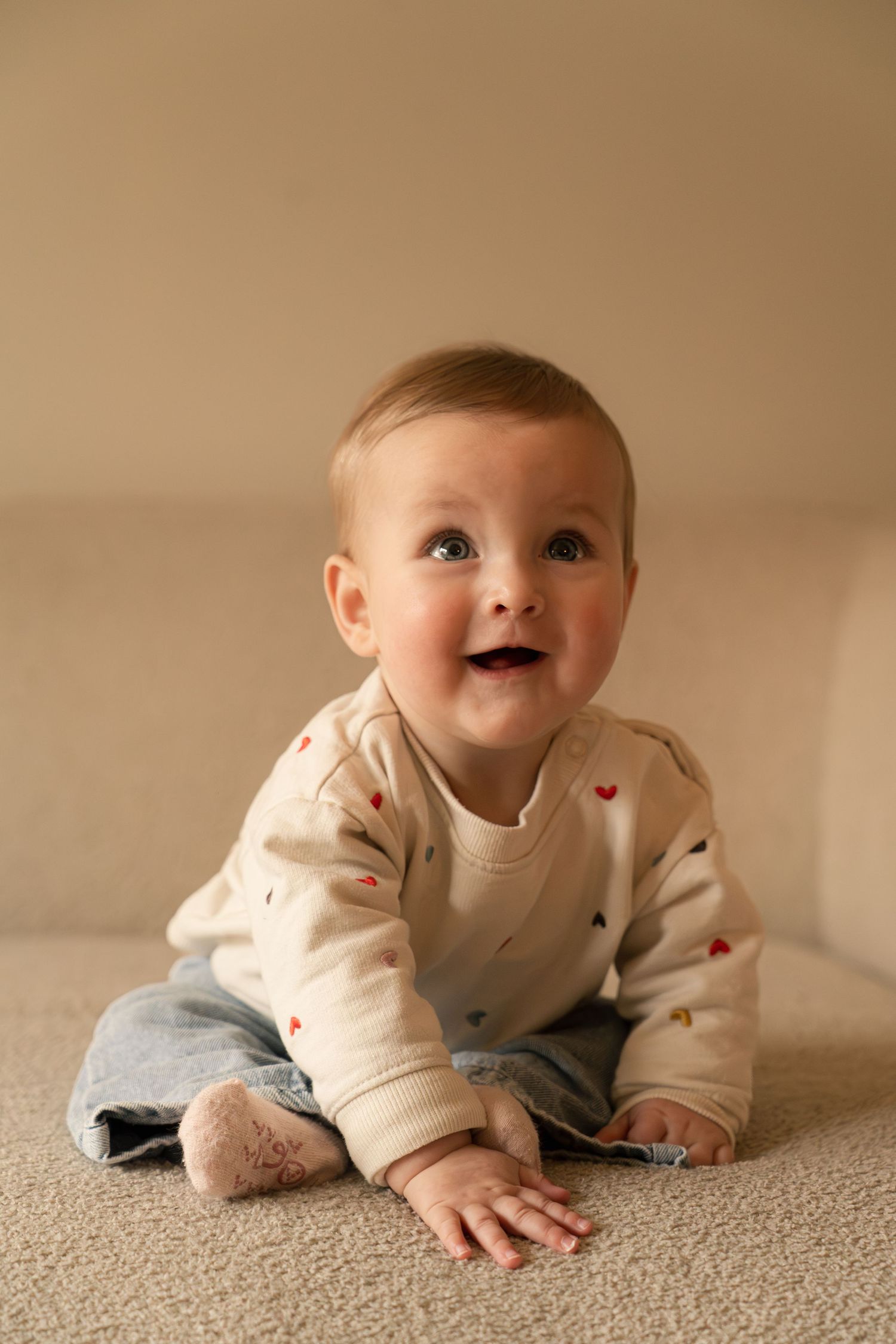 Intiem portret van moeder en baby tijdens newborn fotografie door Eva Berendse