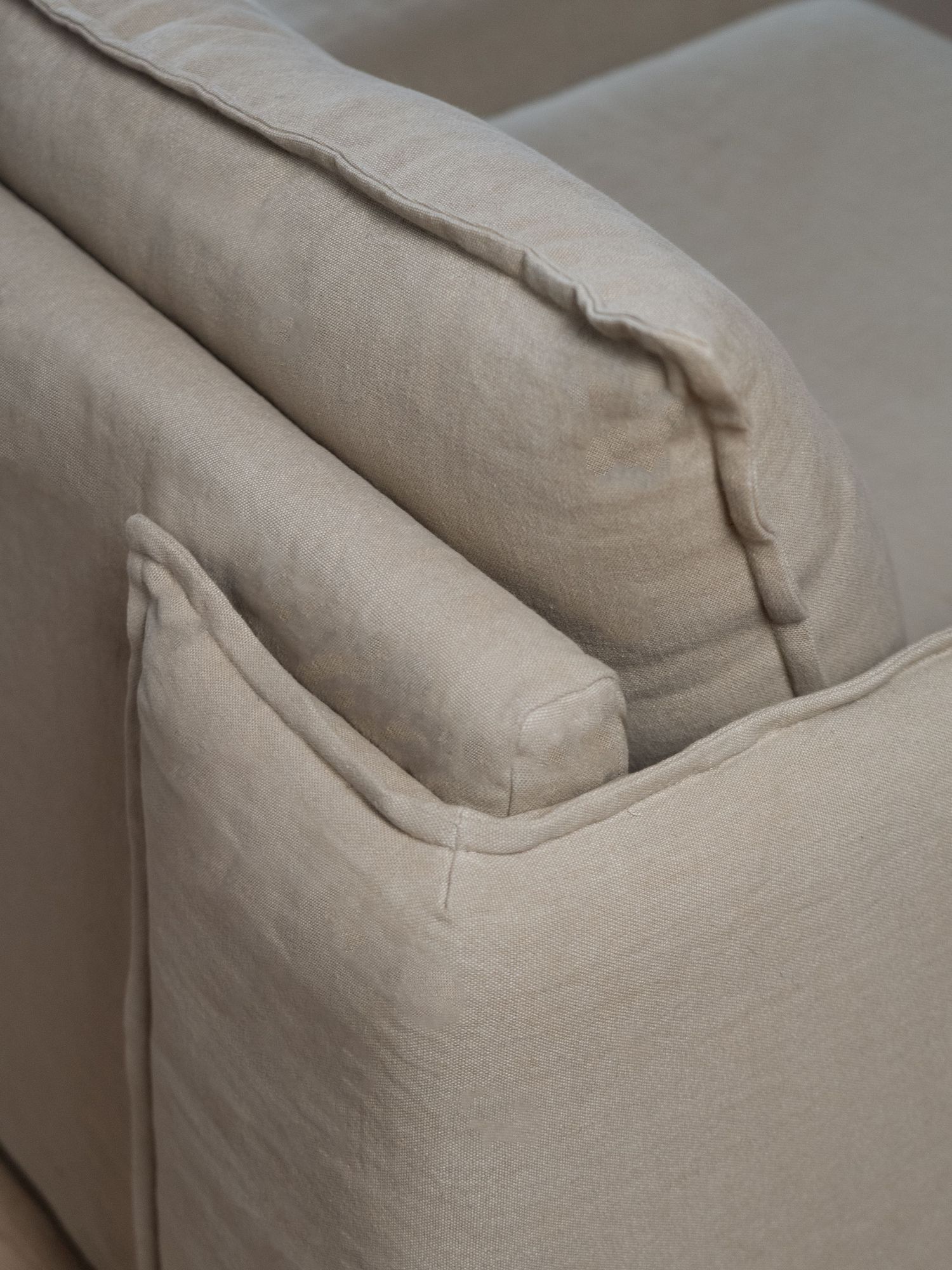 Close-up detail van beige linnen sofa, meubelbranding fotografie Format Furniture door Eva Berendse