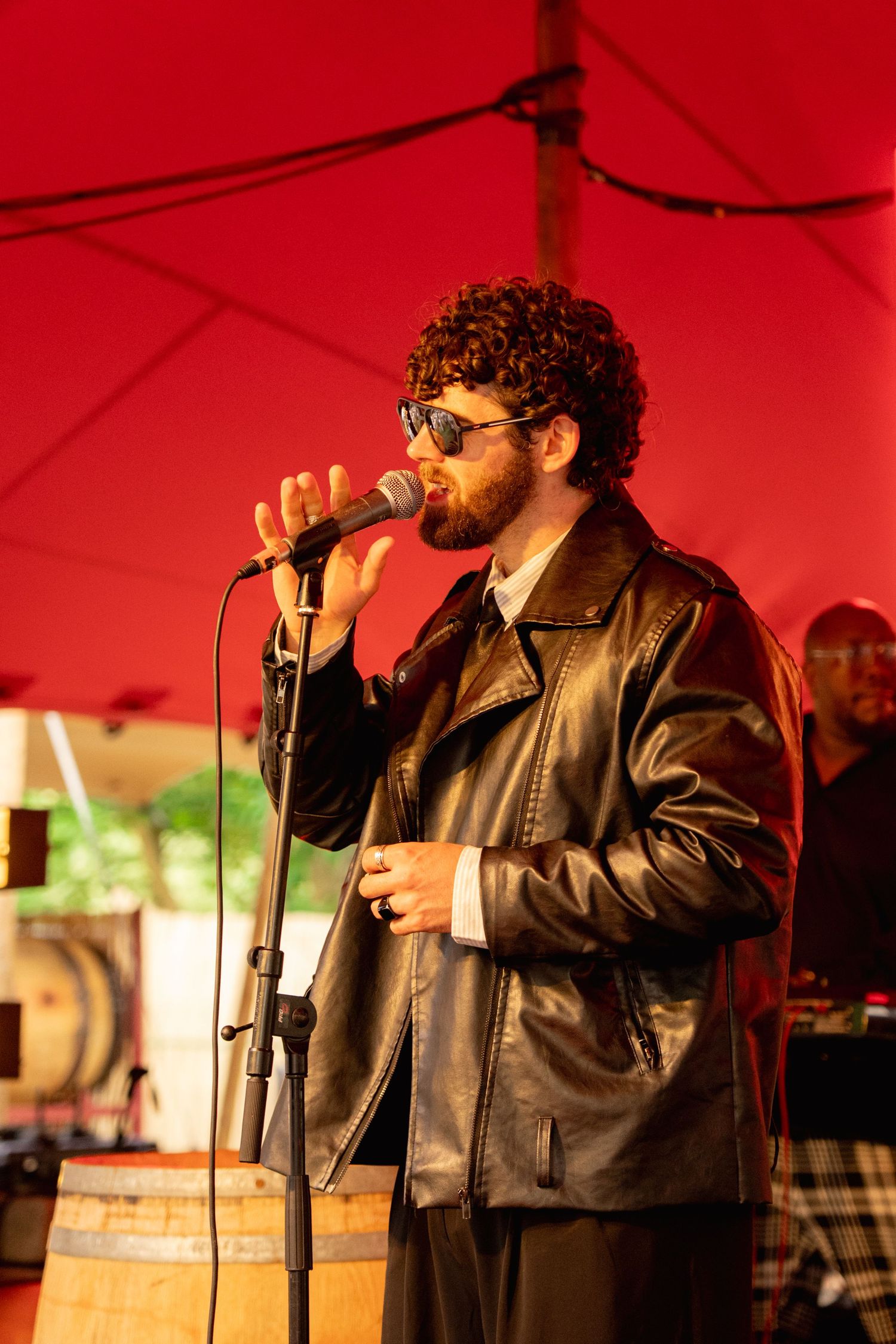 Wijnproeverij op festival, sfeervolle evenementfotografie door Eva Berendse Amsterdam