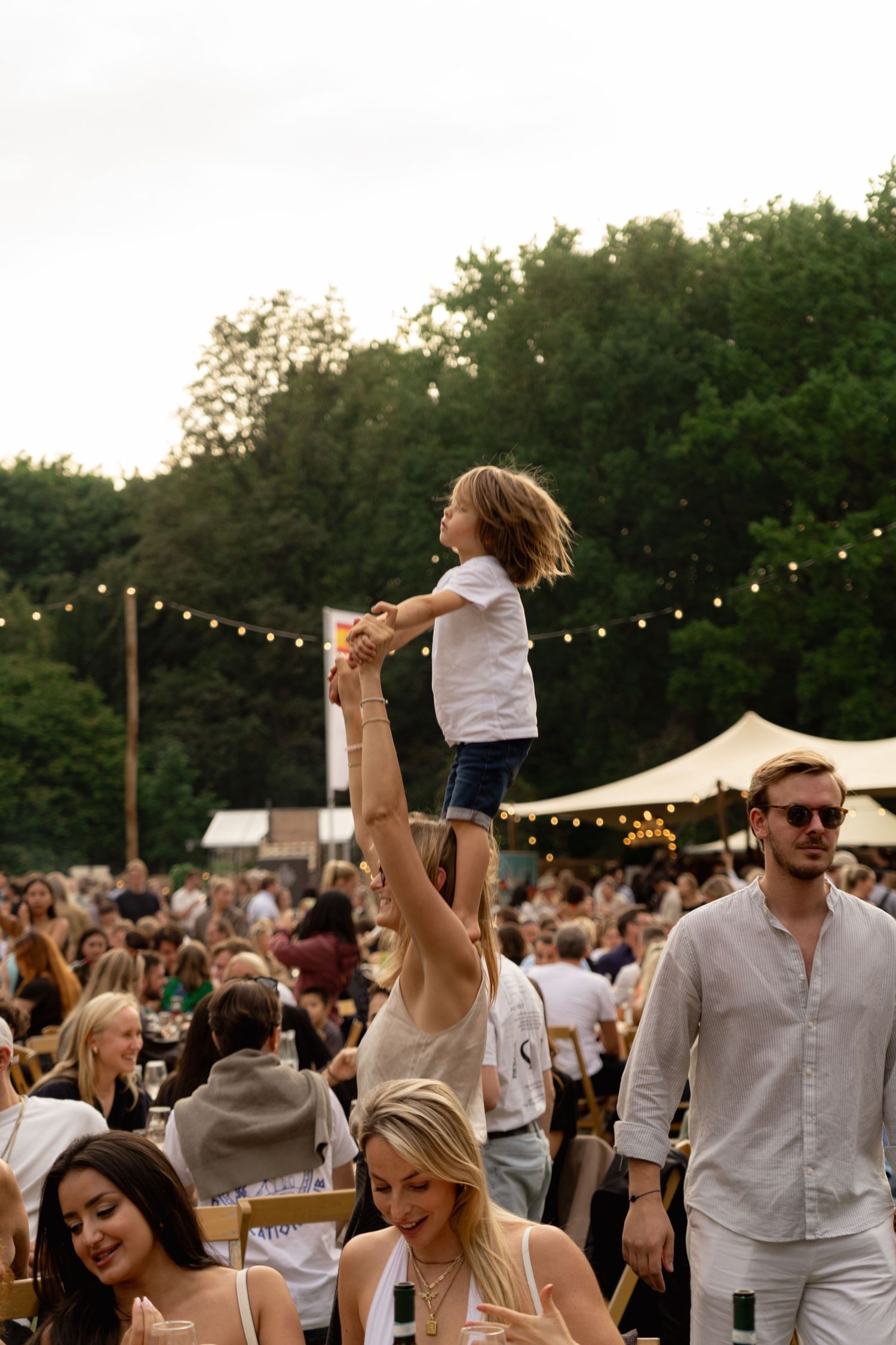 Wijnfestival bezoekers in actie, sfeervolle festival fotografie door Eva Berendse
