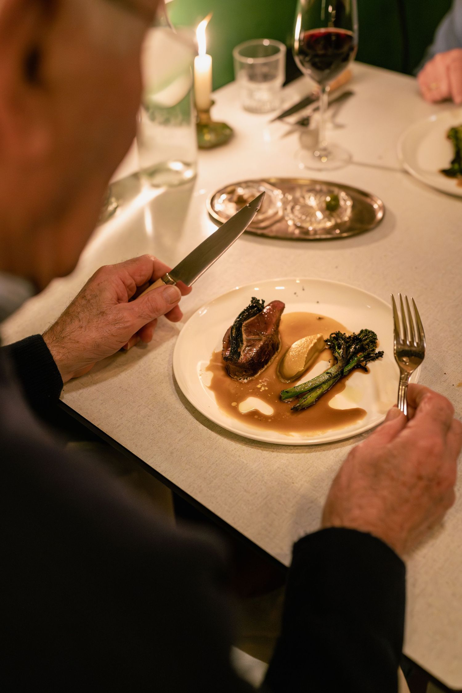 Sfeervolle atmosfeer van Café Modern restaurant, fotografie door Eva Berendse Amsterdam