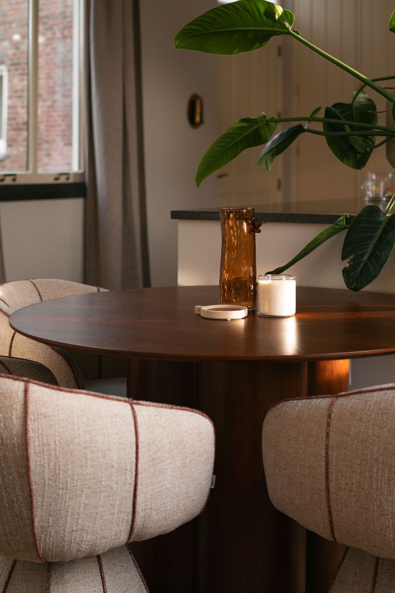 Warm verlichte slaapkamer of woonruimte Huisje Mus, sfeervolle hospitality fotografie Eva Berendse