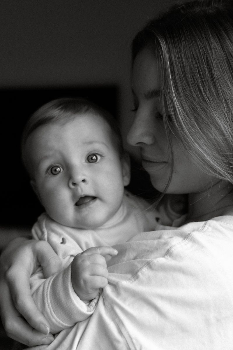 Baby in warme setting tijdens Milly en Lilly newborn fotoshoot door Eva Berendse Amsterdam