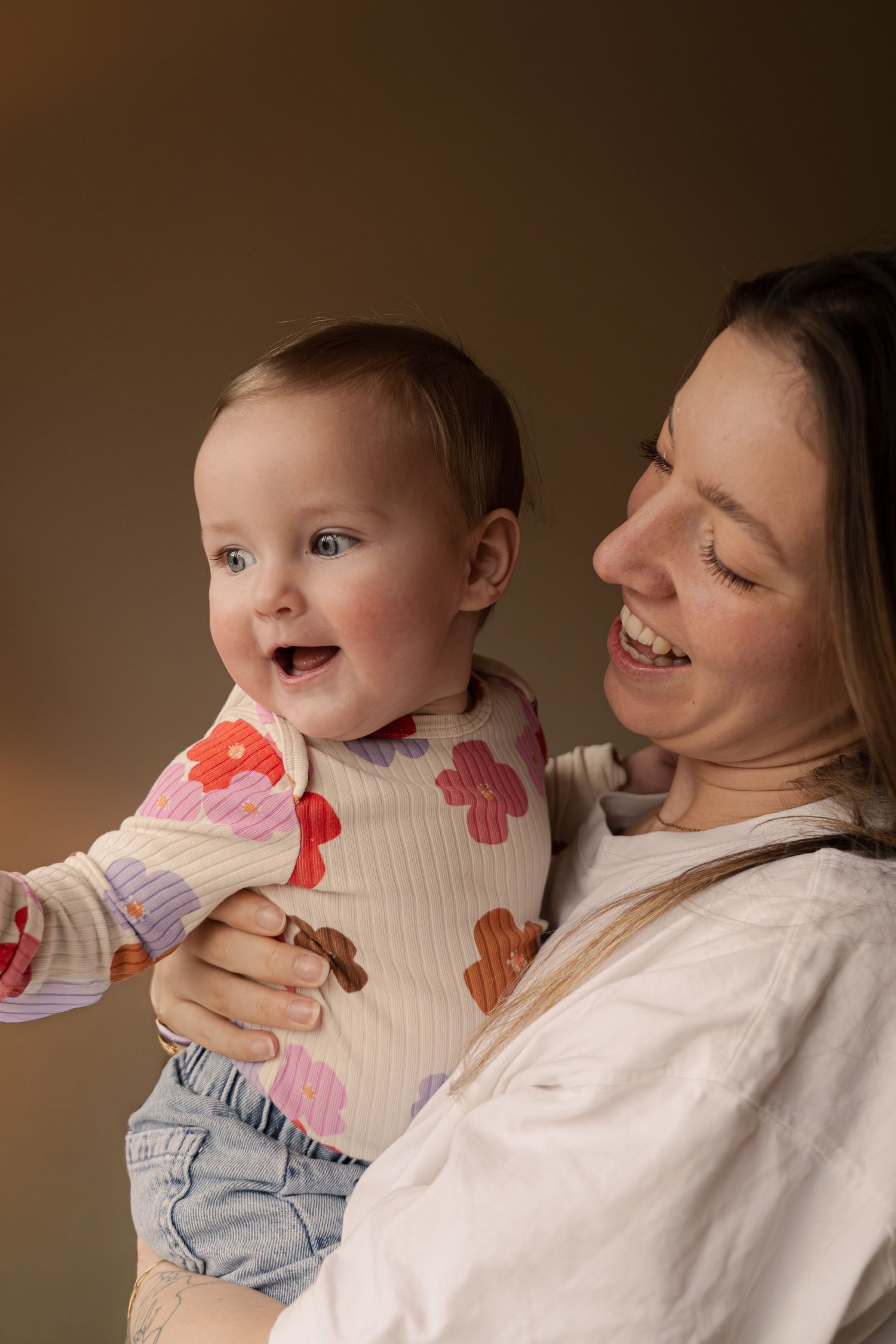 Moeder kijkt liefdevol naar baby, newborn fotoshoot door Eva Berendse
