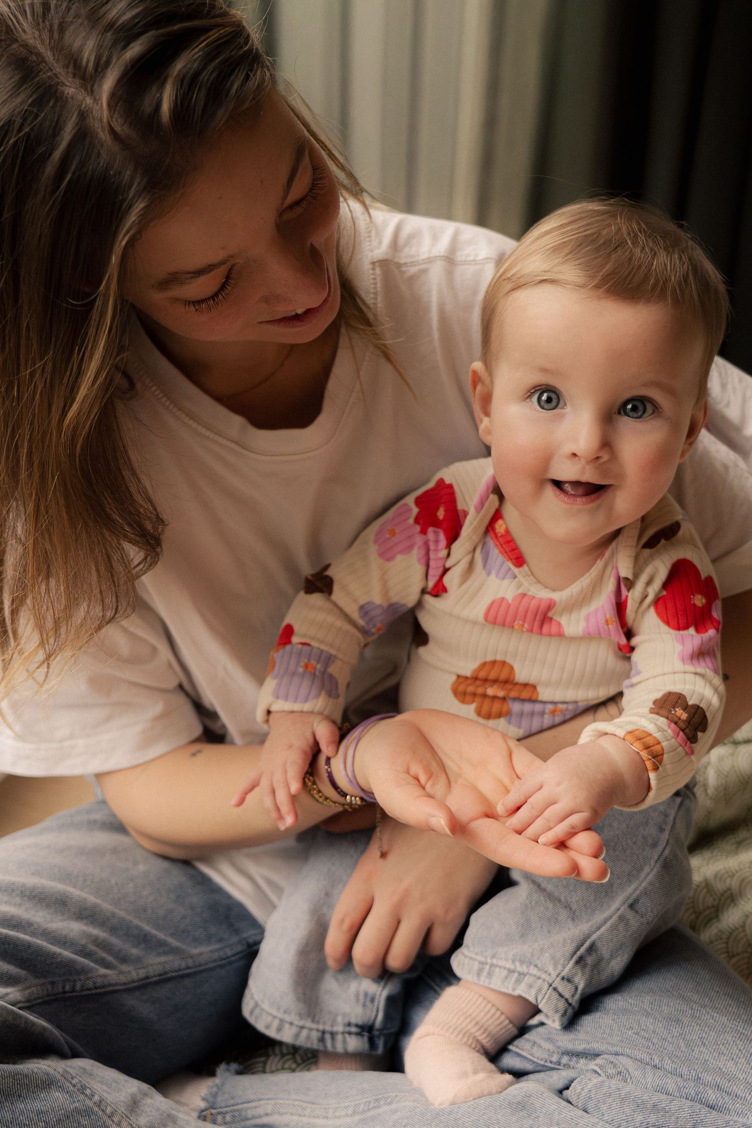 Moeder met baby tijdens warme newborn fotoshoot door Eva Berendse Amsterdam