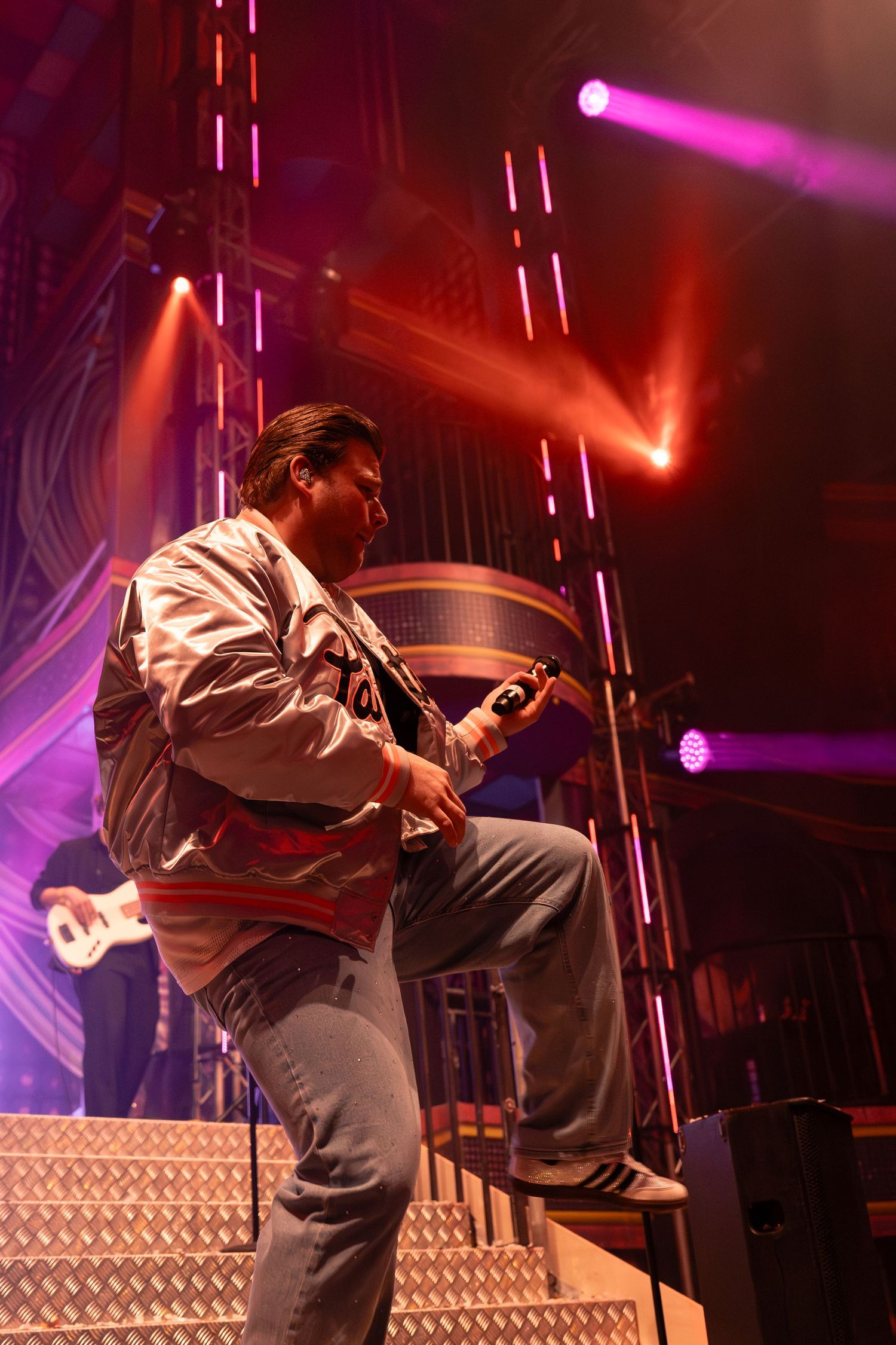 Energiek optreden van Jerome op Paaspop festival podium, fotografie door Eva Berendse