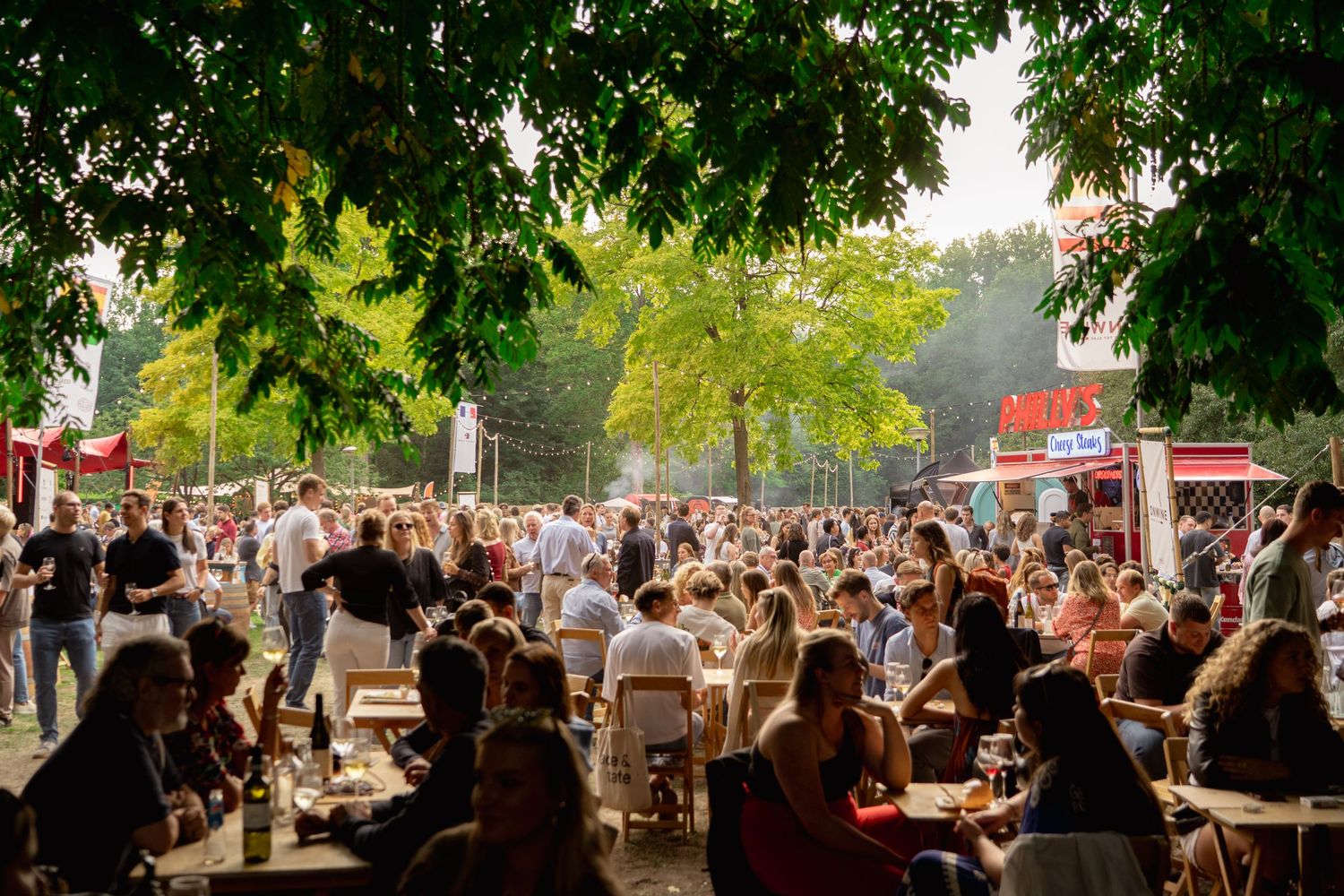 Wijnfestival in de open lucht, levendige festival fotografie door Eva Berendse