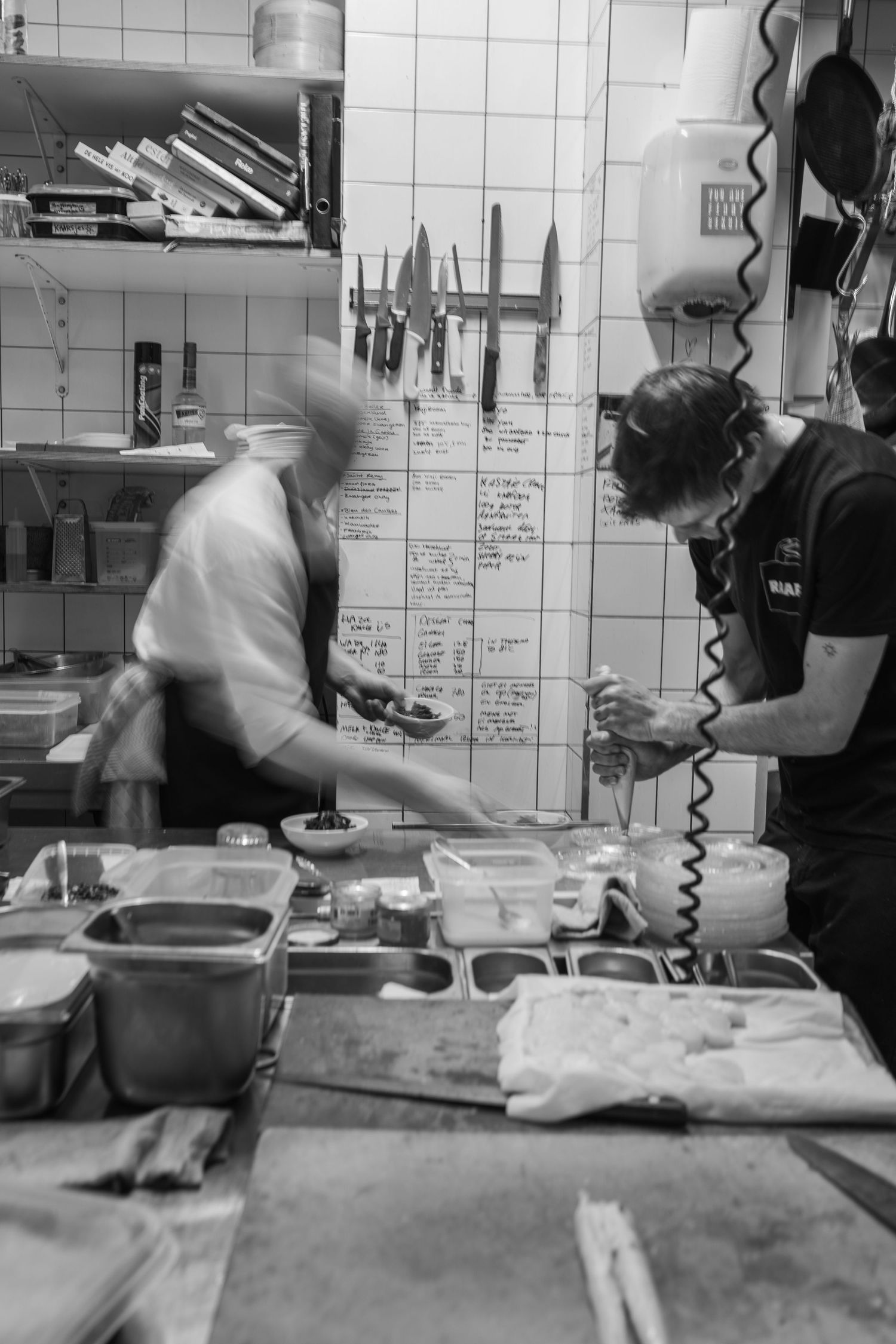Sfeervolle tafelschikking of bar van Café Modern, fotografie door Eva Berendse Amsterdam