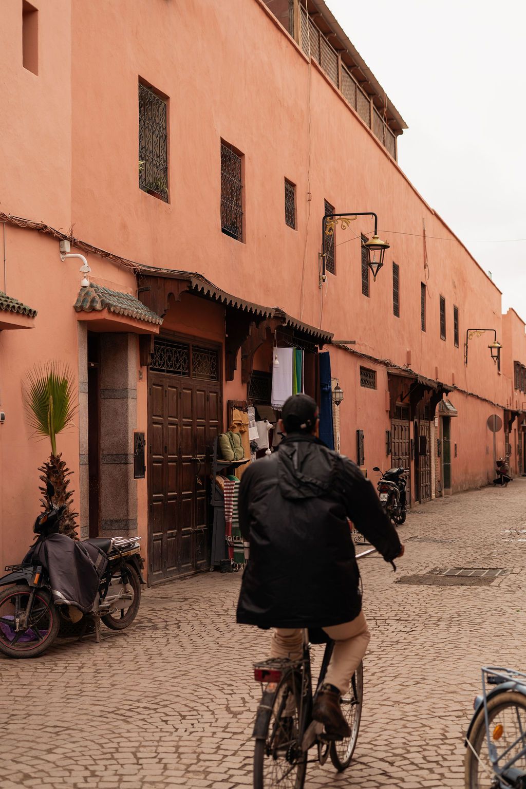 Authentiek straatmoment in de medina van Marrakech, reisfotografie door Eva Berendse