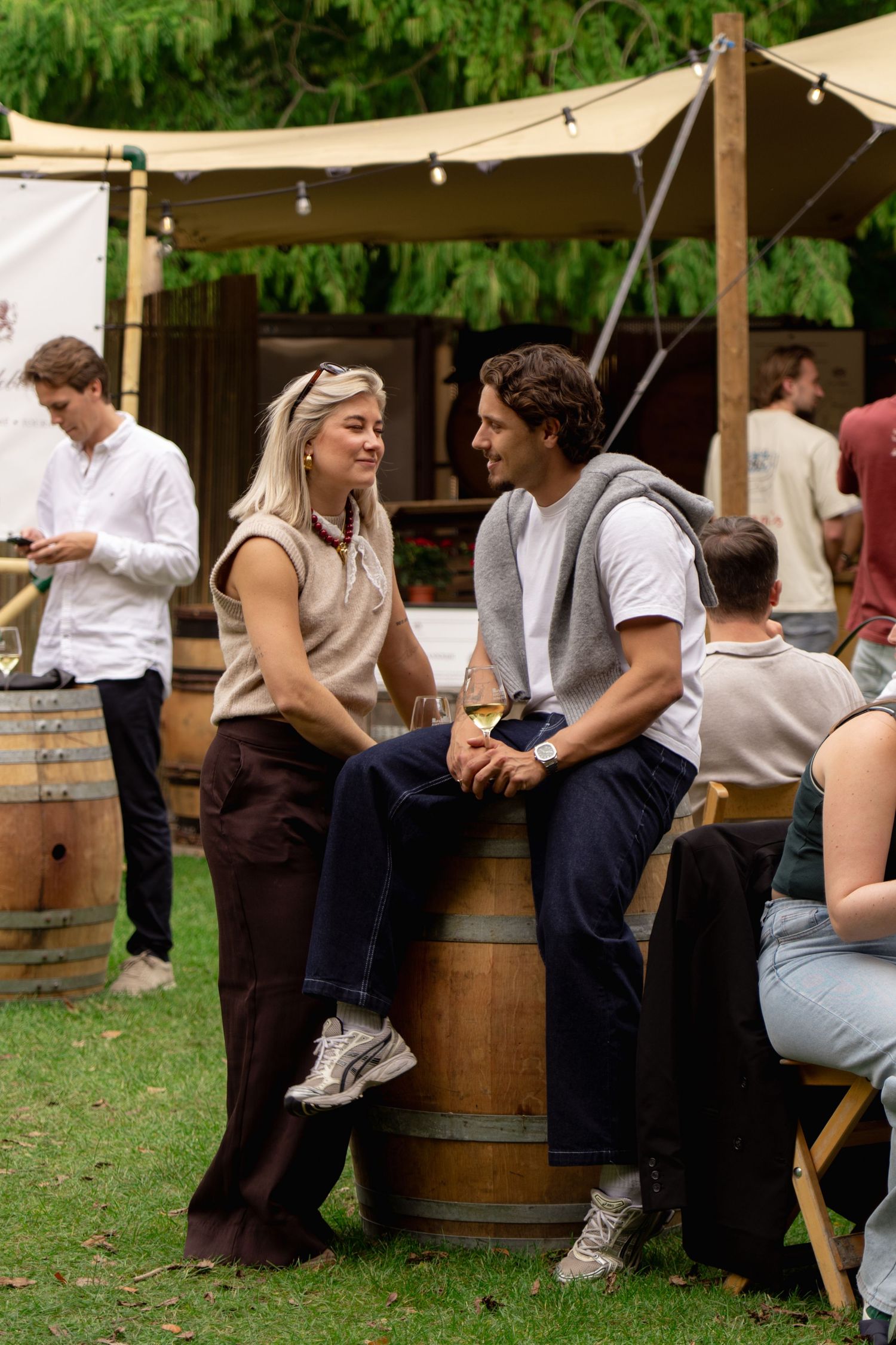Bezoekers op wine festival in de buitenlucht, evenementfotografie door Eva Berendse