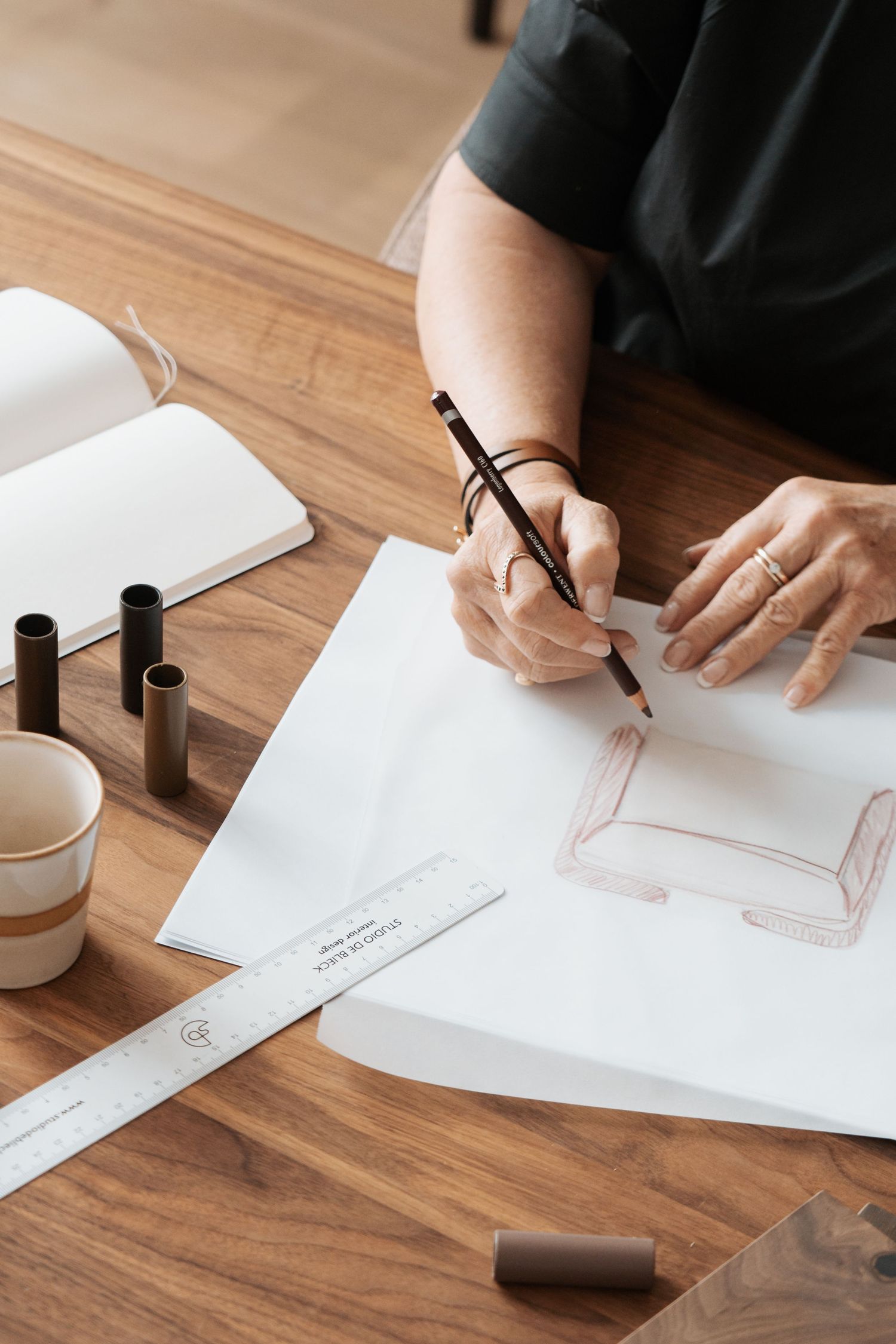 Meubelontwerper werkt aan tekeningen, interieur en meubel branding fotoshoot Eva Berendse