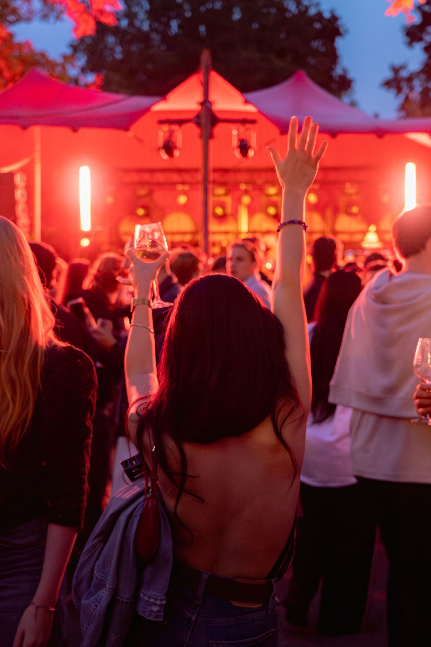 Wijnfestival sfeer met bezoekers en wijn, festival fotografie door Eva Berendse Amsterdam
