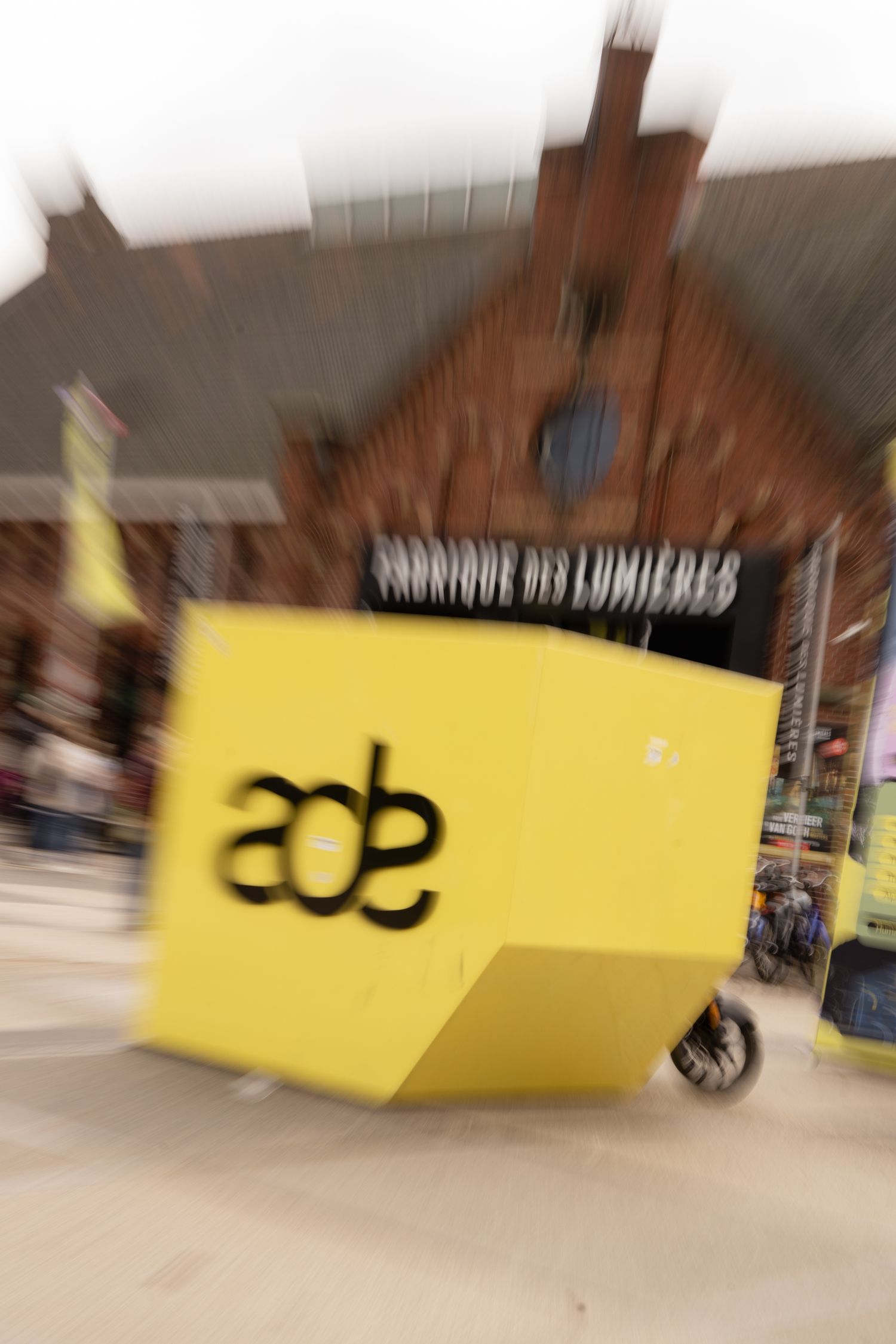 Sfeermoment op ADE Westweelde festival, dynamische festivalfotografie door Eva Berendse
