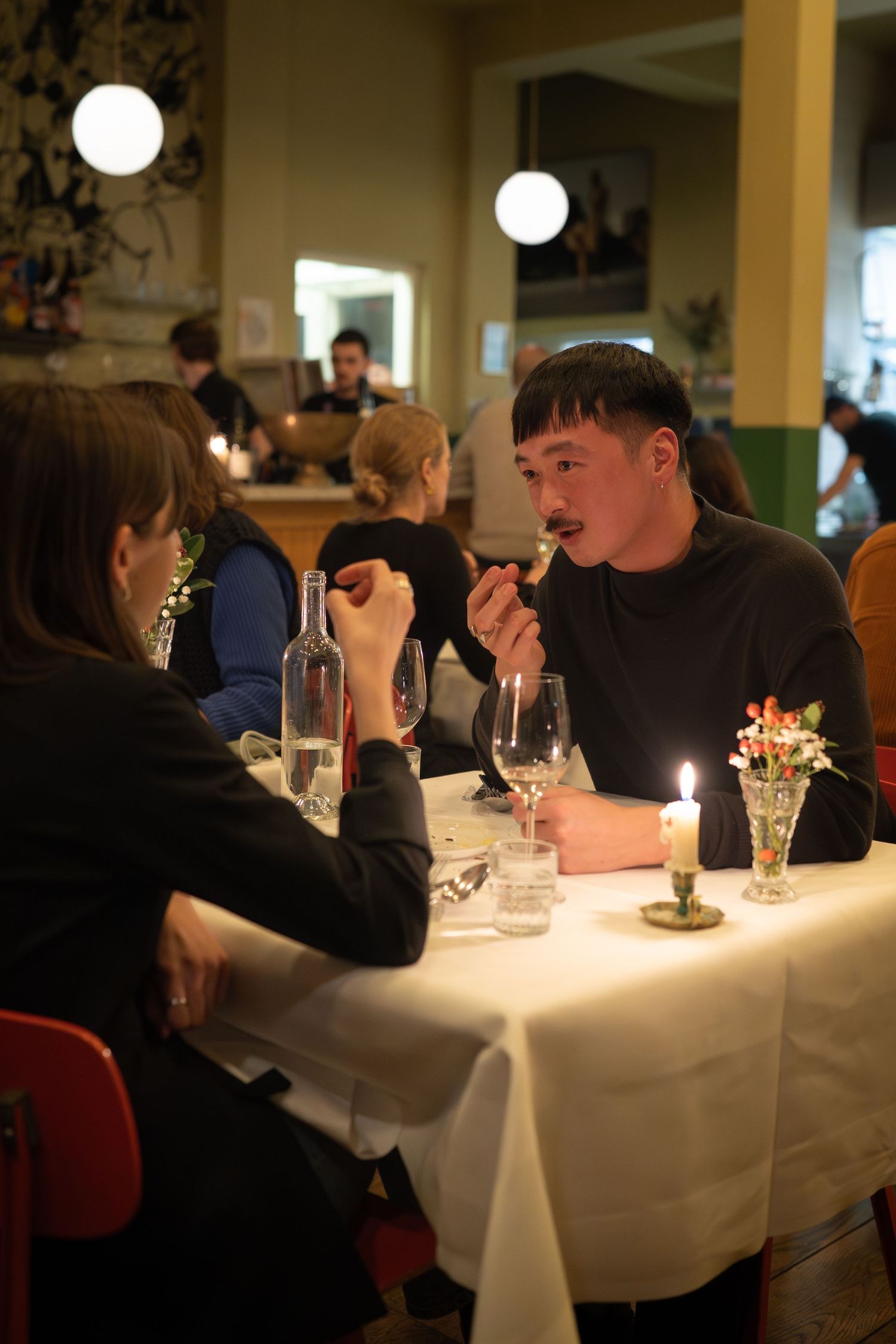 Sfeervolle kerstdecoratie in restaurant Café Modern Amsterdam, hospitality fotografie Eva Berendse