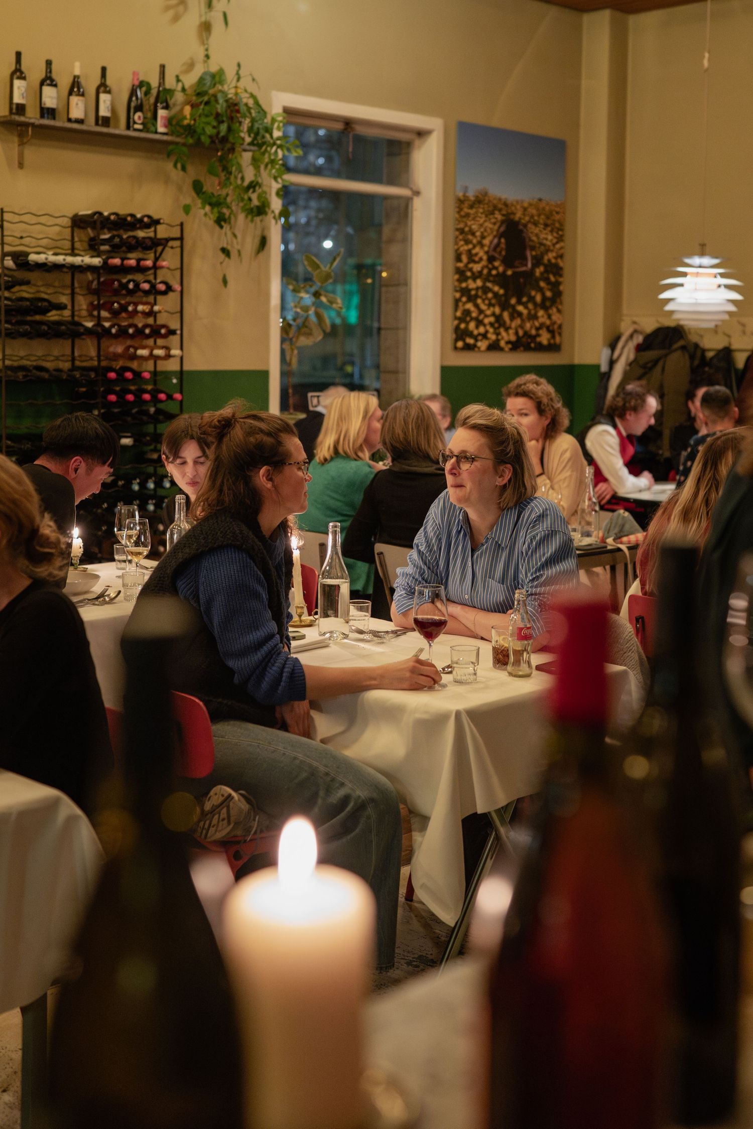 Mooi ingericht restaurantinterieur van Café Modern, hospitality fotografie door Eva Berendse