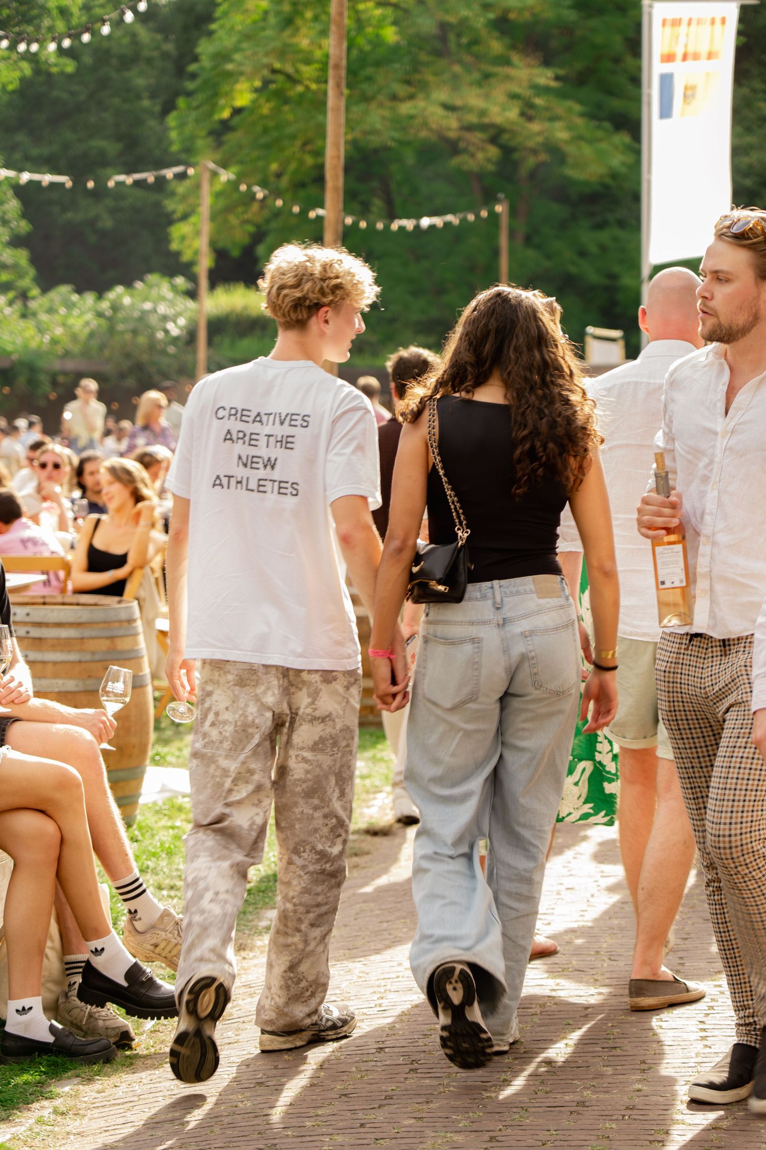 Kelner of wijnschenker op wine festival, professionele evenementfotografie Eva Berendse