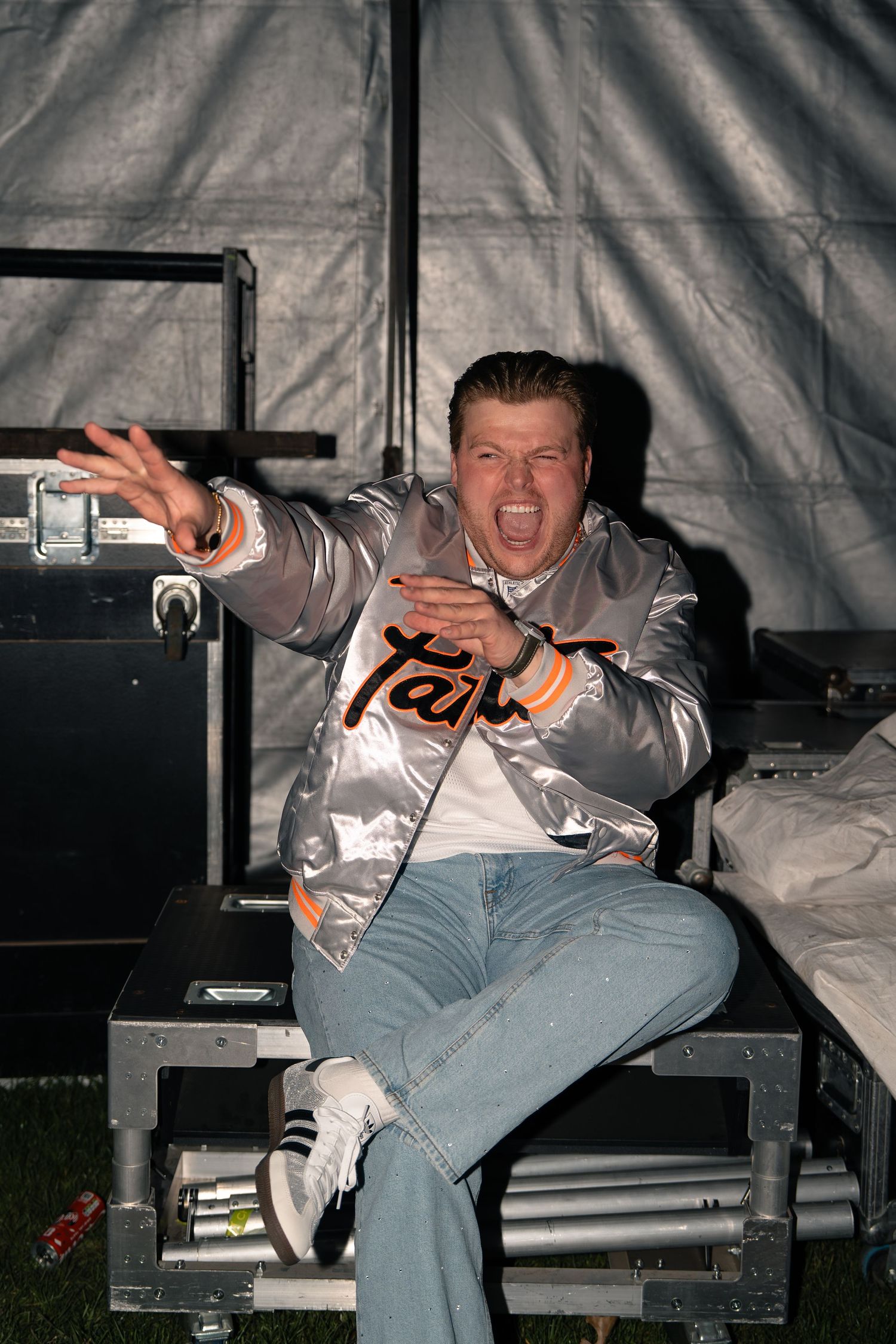Energieke festivalfoto van Jerome op Paaspop podium, fotografie door Eva Berendse