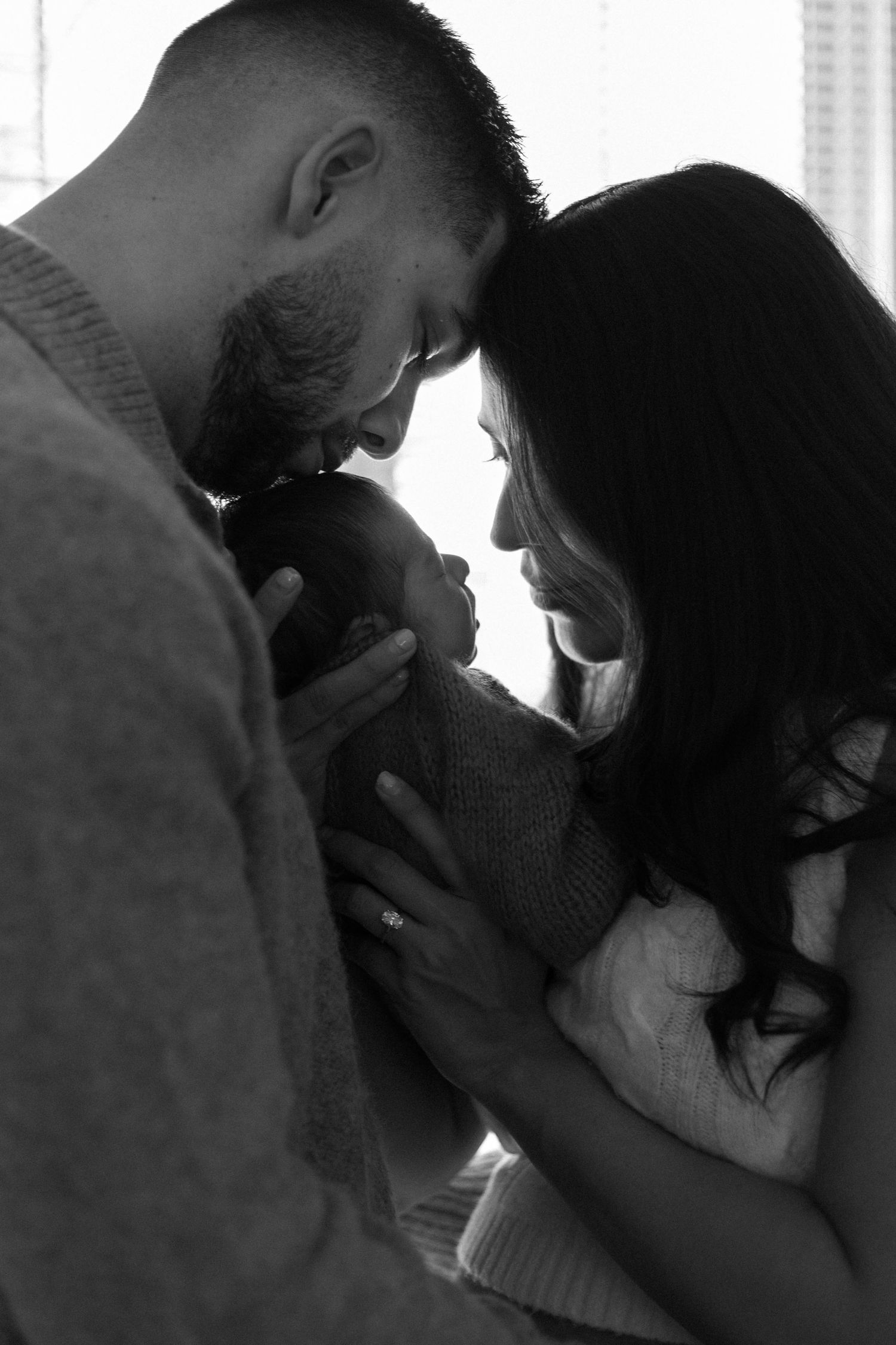 Couple avec nouveau-né en noir et blanc — séance photo famille Terrebonne Rive-Nord