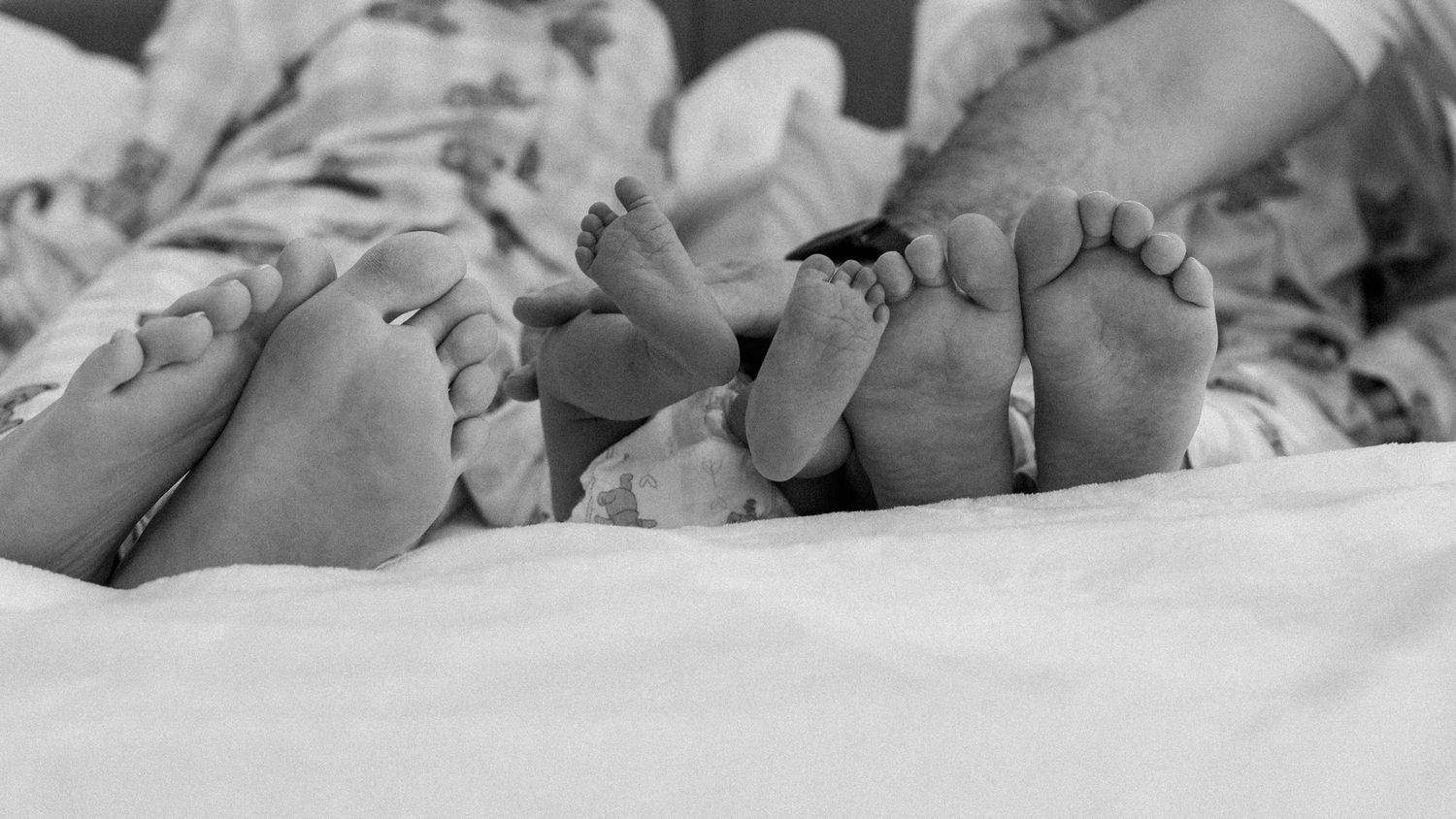 Petits pieds de nouveau-né en noir et blanc — séance photo nouveau-né Terrebonne Rive-Nord