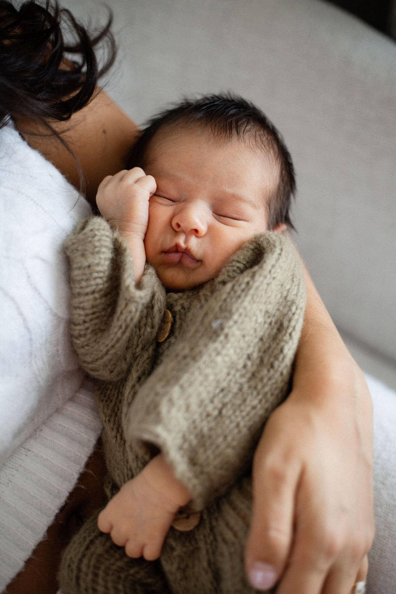 Bébé qui dort dans les bras de sa mère - séance photo nouveau-né lifestyle Terrebonne