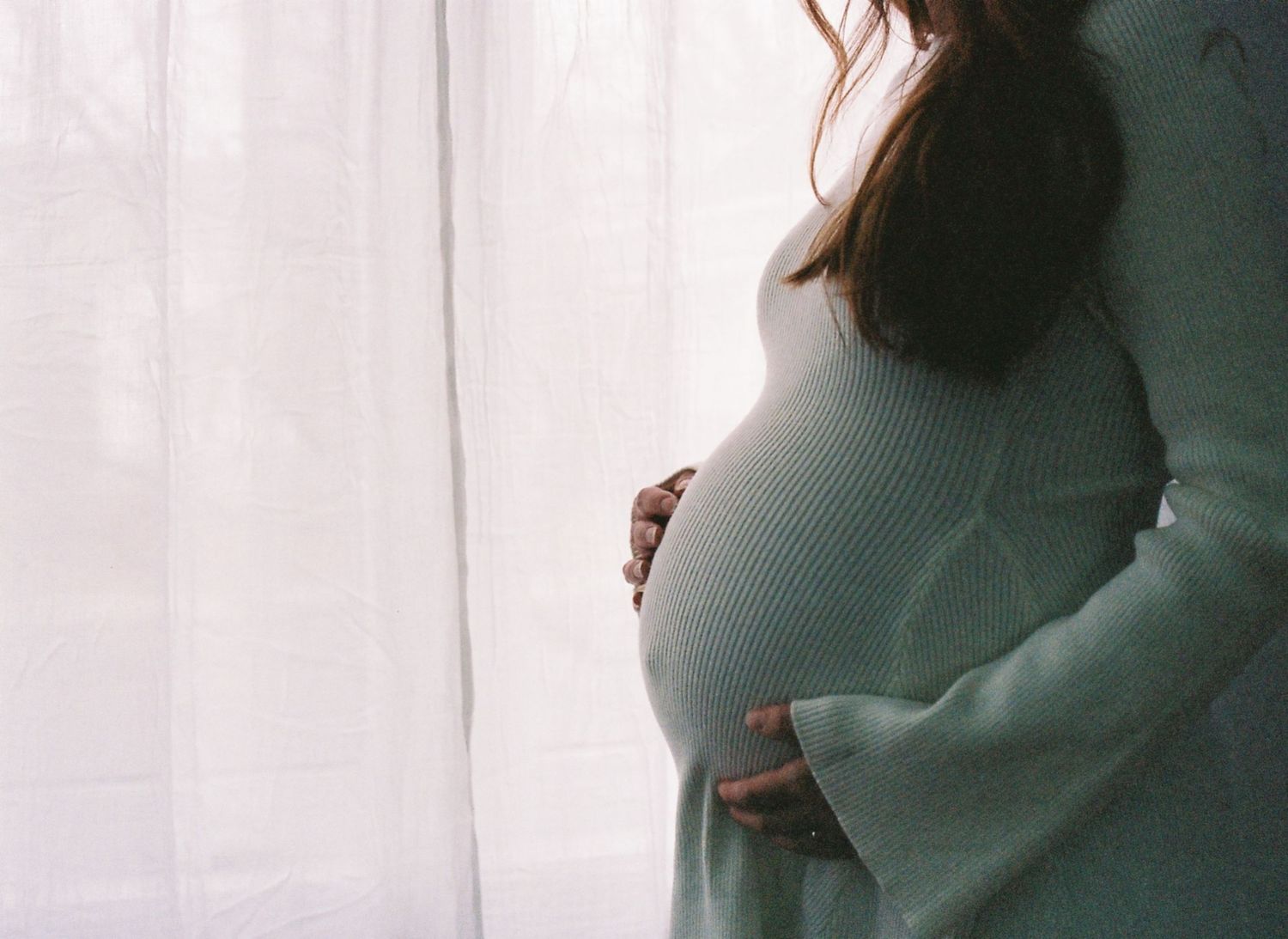 Ventre de grossesse en lumière naturelle — photographe maternité Terrebonne Mascouche