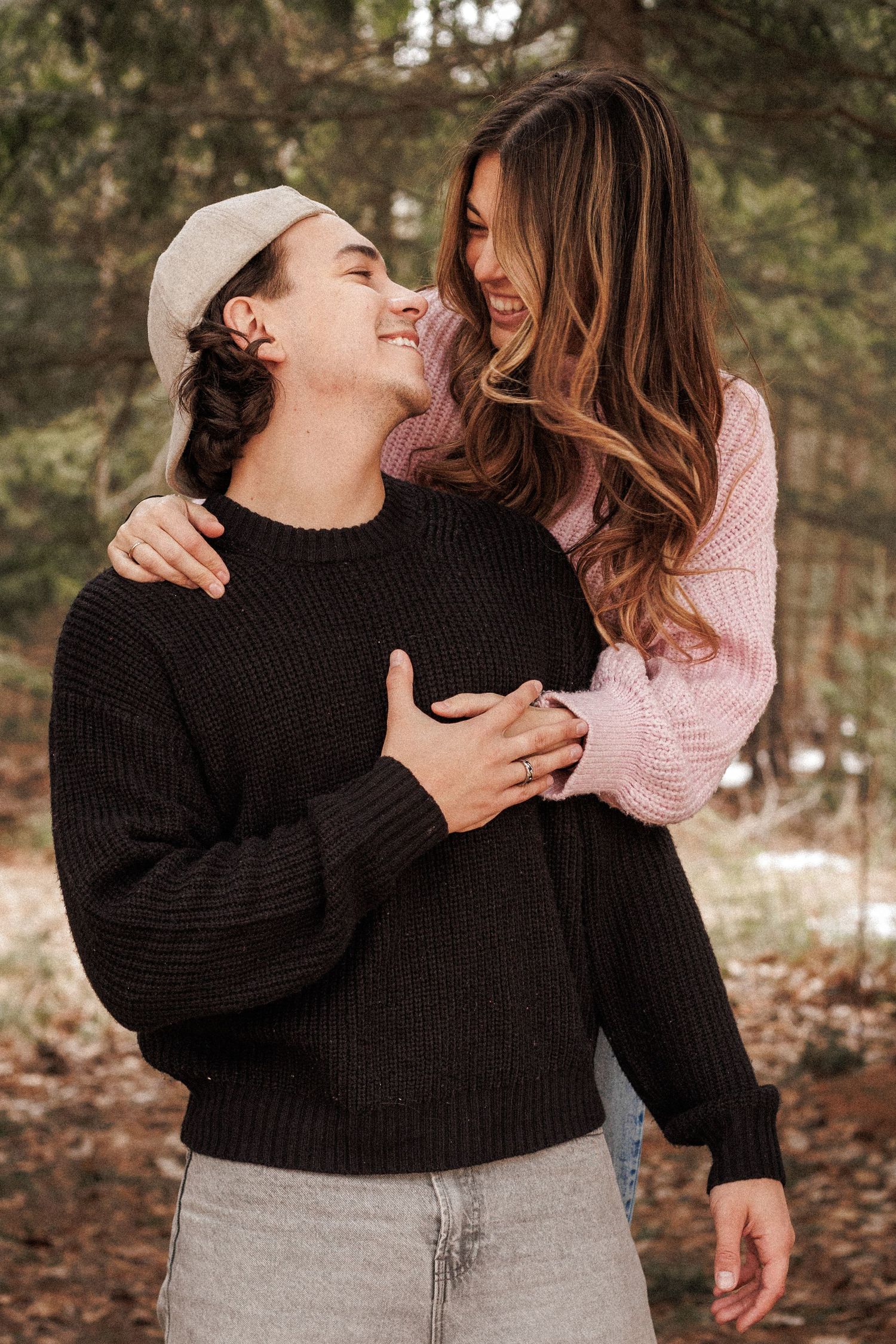 couple qui rit lors d'une séance photo de couple — photographe famille Terrebonne