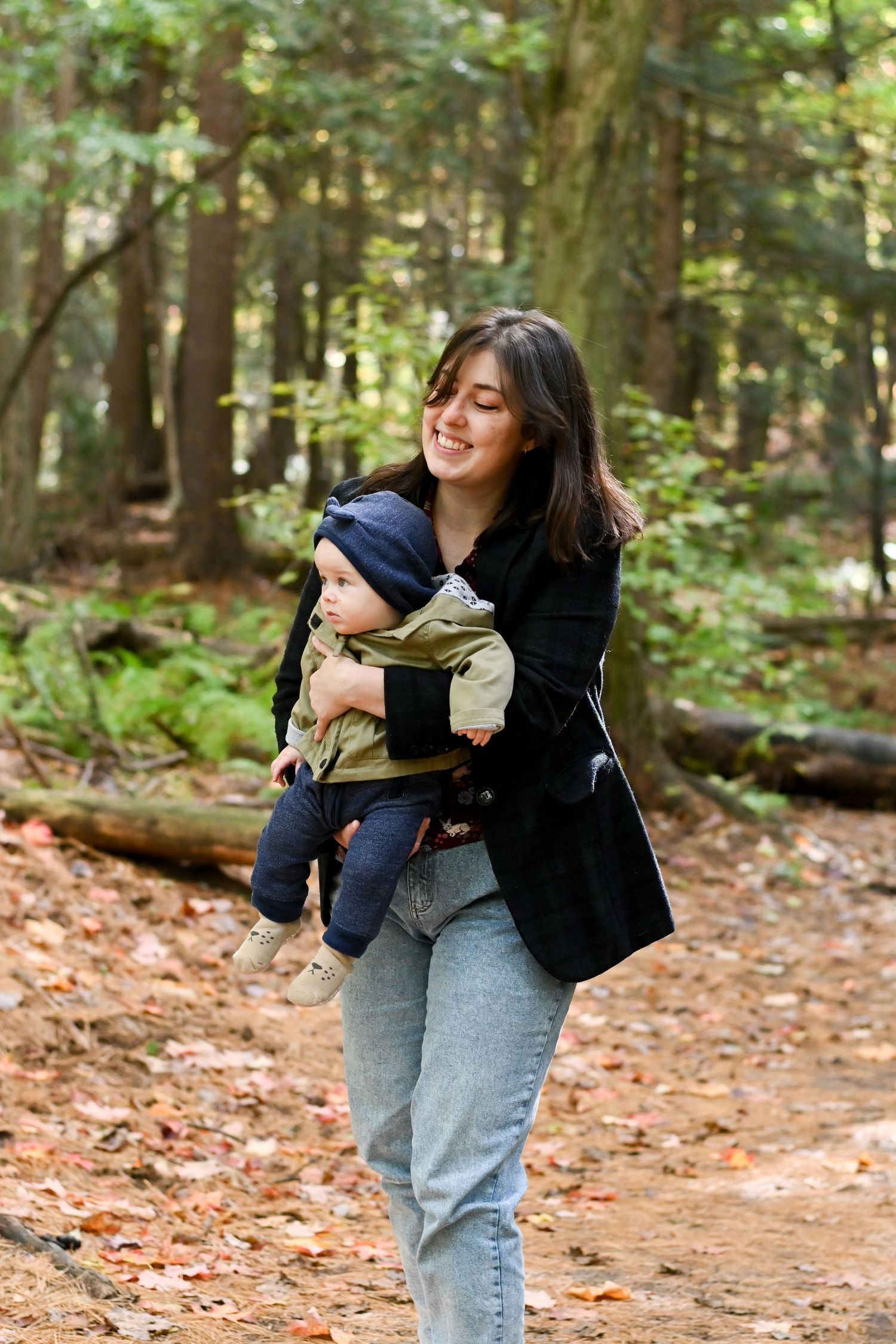 Maman portant son bébé en forêt — séance photo famille lifestyle Rive-Nord Montréal
