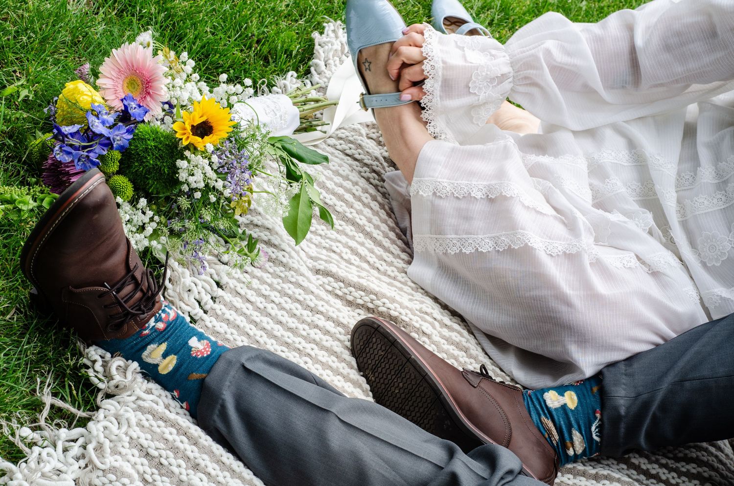 Wedding photo series with floral arrangements and decorative details. Wedding photos by KM Conceptions Photography in Columbus, OH.