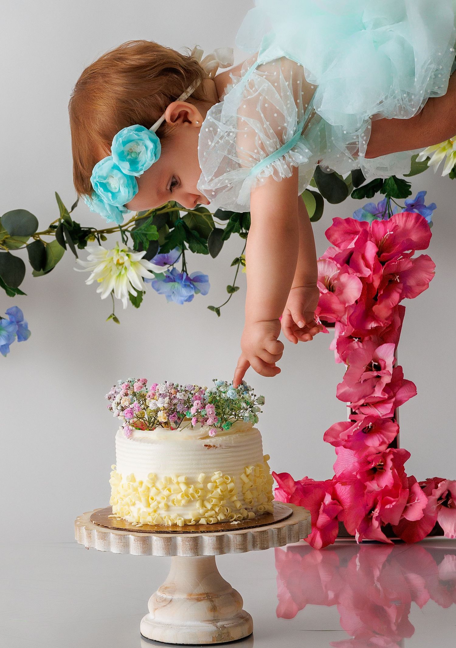 Adorable cake smash photoshoot for a baby’s first birthday! Capture joyful memories with creative and fun milestone photography.