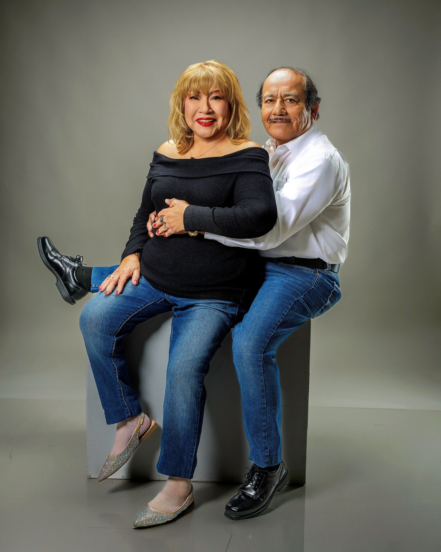 Celebrate love and connection with a senior couple photoshoot! Perfect for anniversary portraits, family photography, and lasting memories.