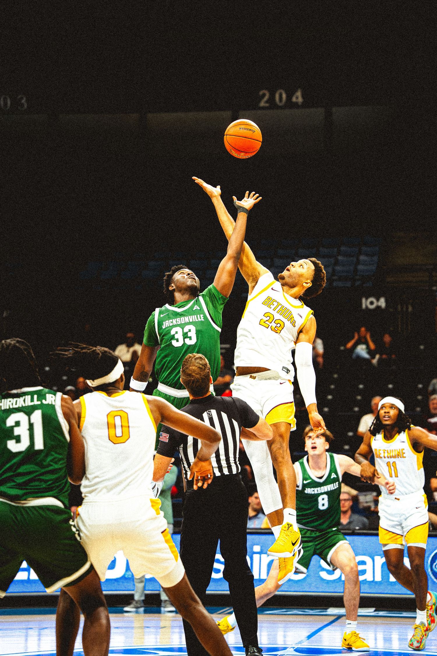 Jump ball tip-off between Bethune-Cookman #23 and Jacksonville University #33 to start the game.