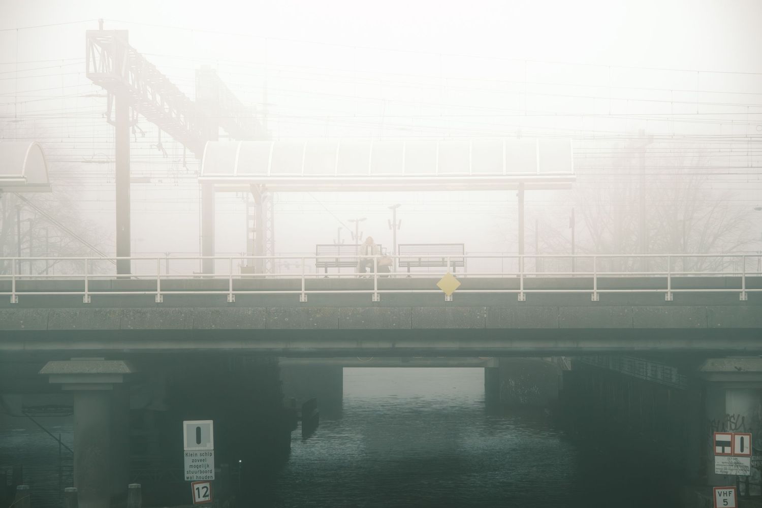 Morning mist in Amsterdam capturing soft light, quiet streets and a cinematic urban atmosphere.