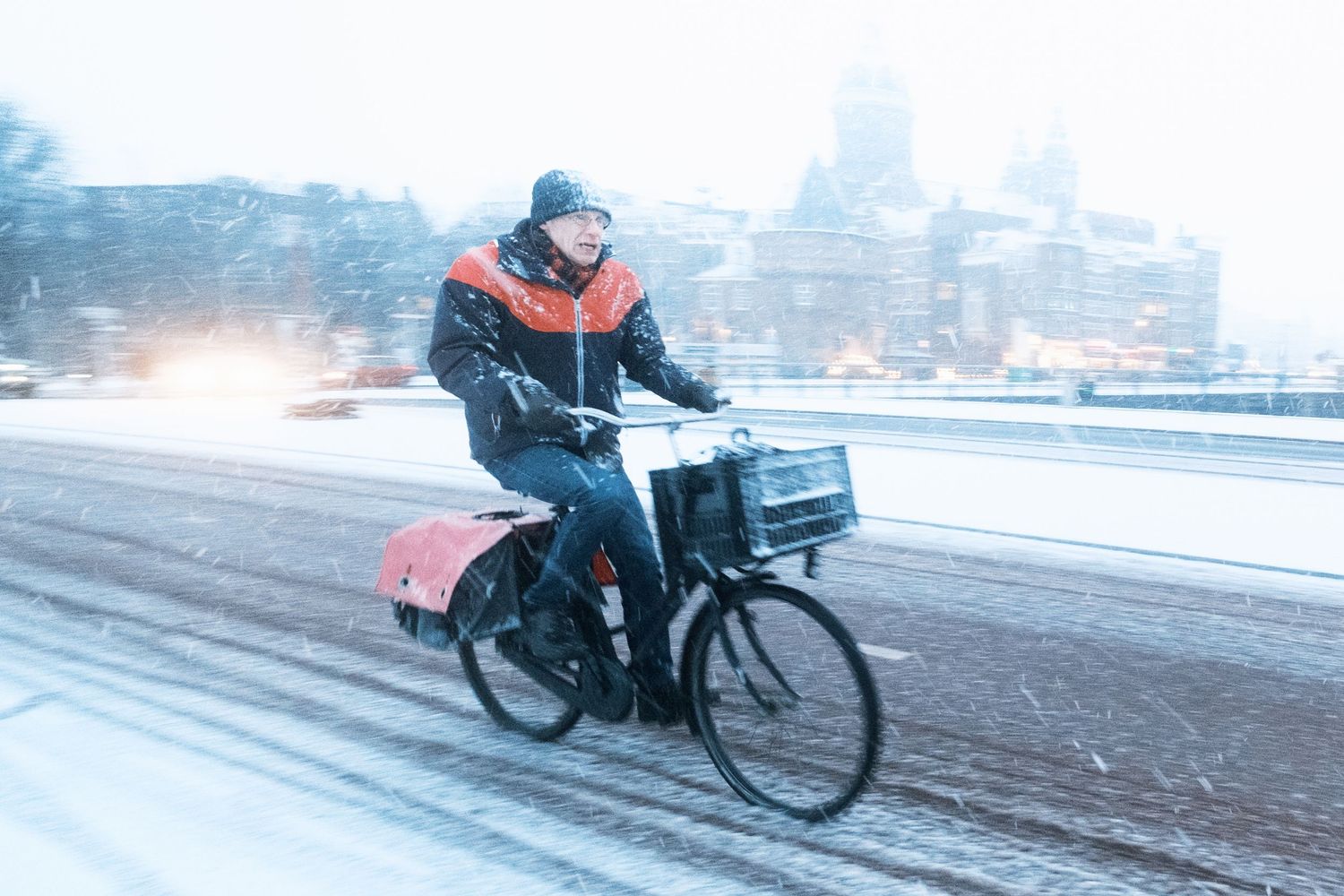 Snowy street photography in Amsterdam capturing the city covered in snow with soft light and a quiet winter atmosphere.