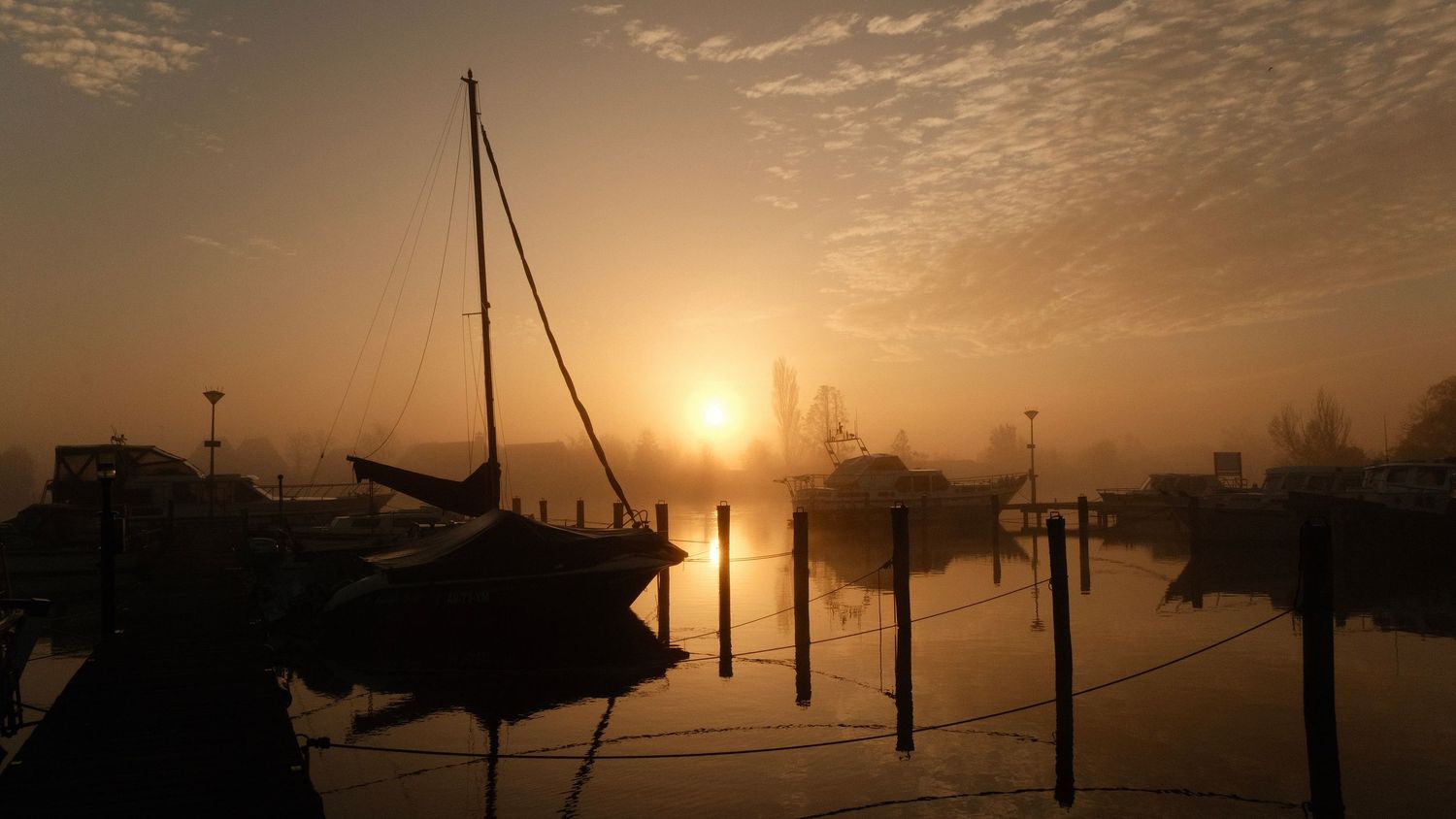 Nature photography capturing natural landscapes, light and atmosphere in a calm outdoor setting.