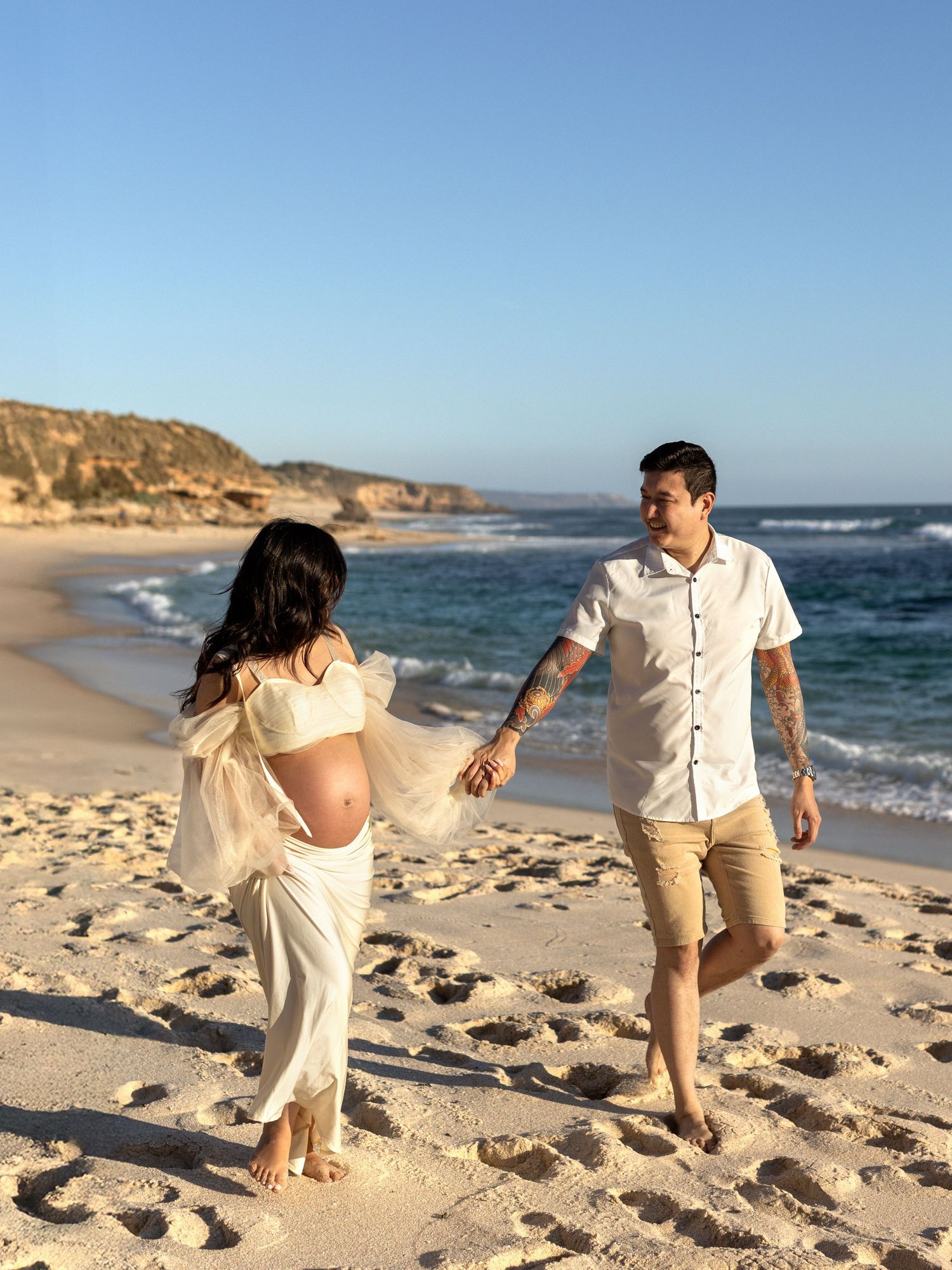 Natural pregnancy photography capturing emotional connection